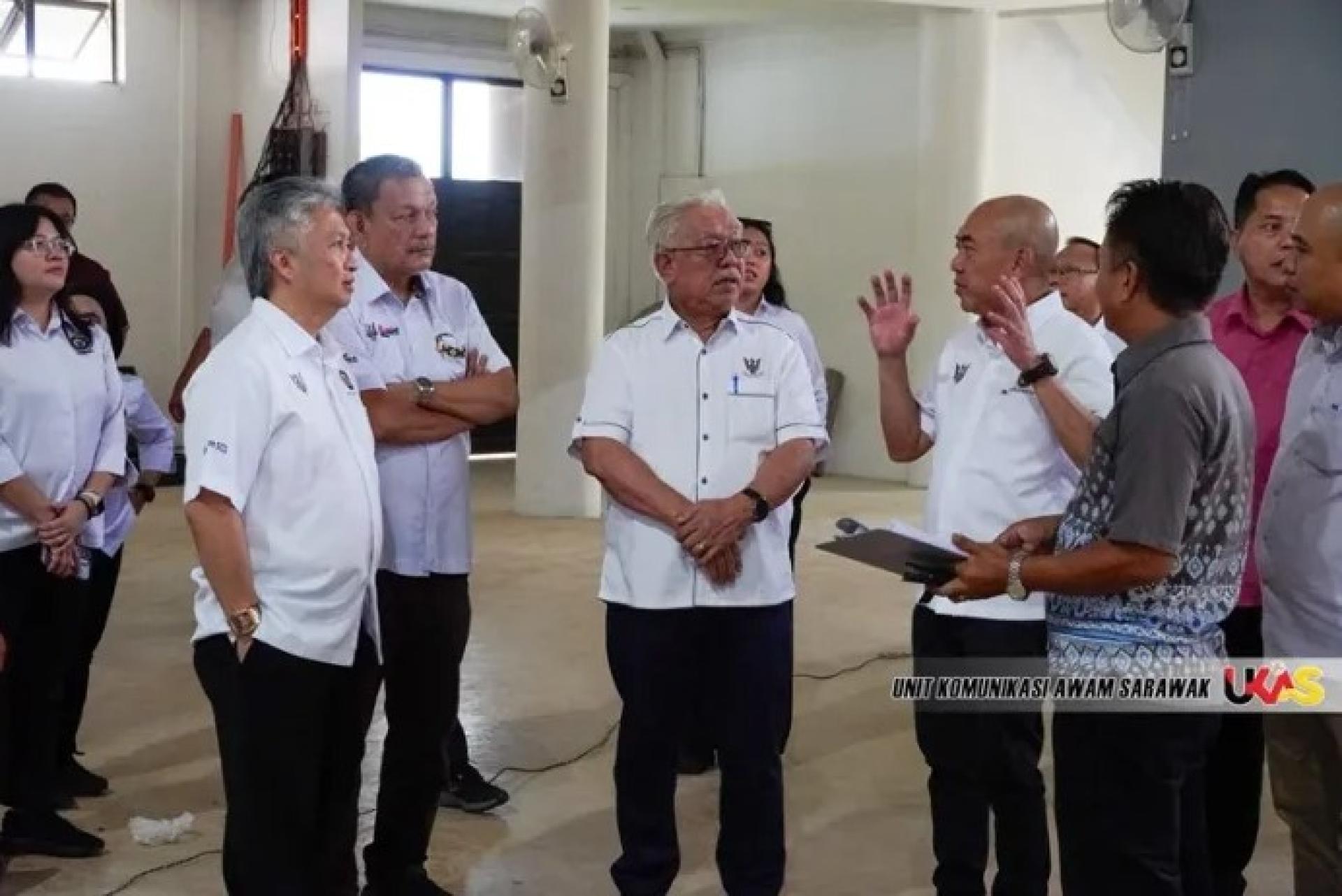 2026年4月28日，约翰西基（中）与史诺登拉旺（左）、杰拉德·查布（右2）等人在木中视察砂拉越级国家元首诞辰庆典场地。（图：Ukas）