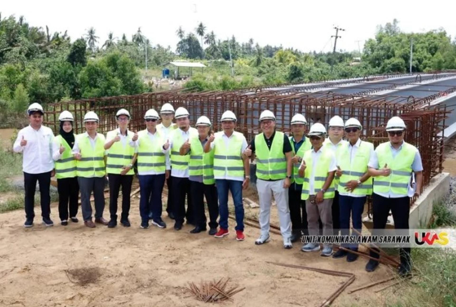 阿都拉赛多（右4）与艾登拉里乌（右5）等人于2026年4月28日在达罗甘榜Penipah大桥施工现场视察工程进展。（图：Ukas）