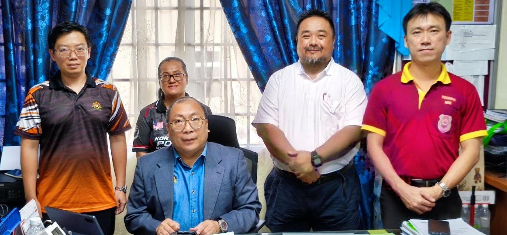 筹备委员会合影。坐着为圣哥伦巴中学校长金本马桑，右1为行政副校长黄孝銘，右2为课外活动副校长保罗亨利，左1为本次比赛总策划与协调负责员兼物理老师陈干璋，左2为比赛策划助理李娜老师。