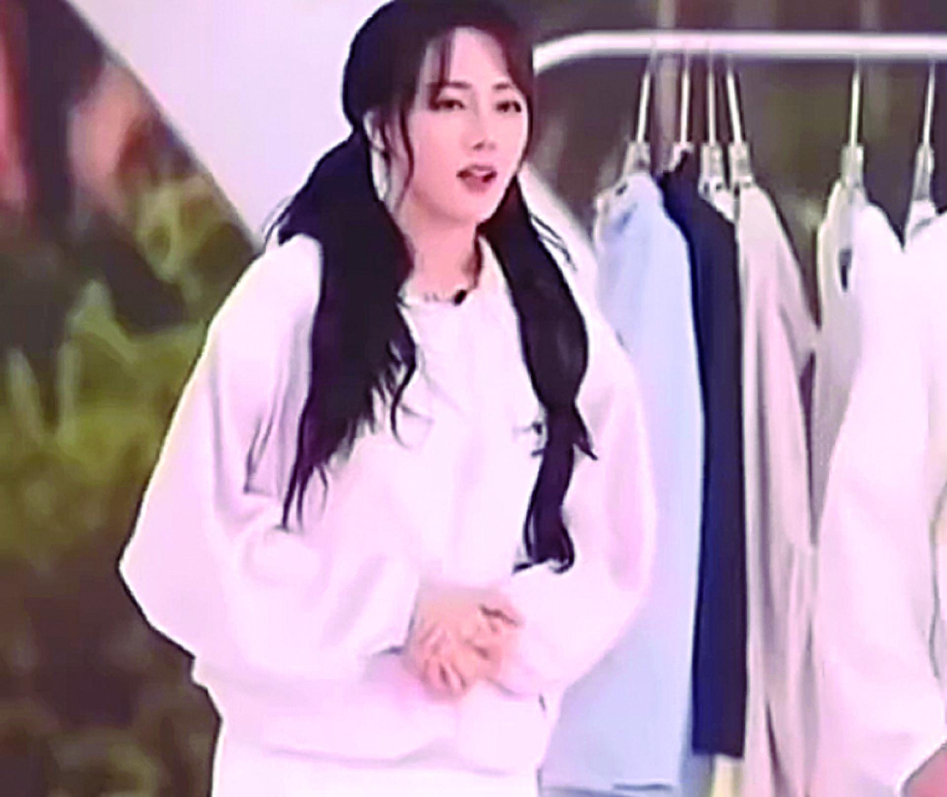 迪丽热巴直播一半肚子痛。