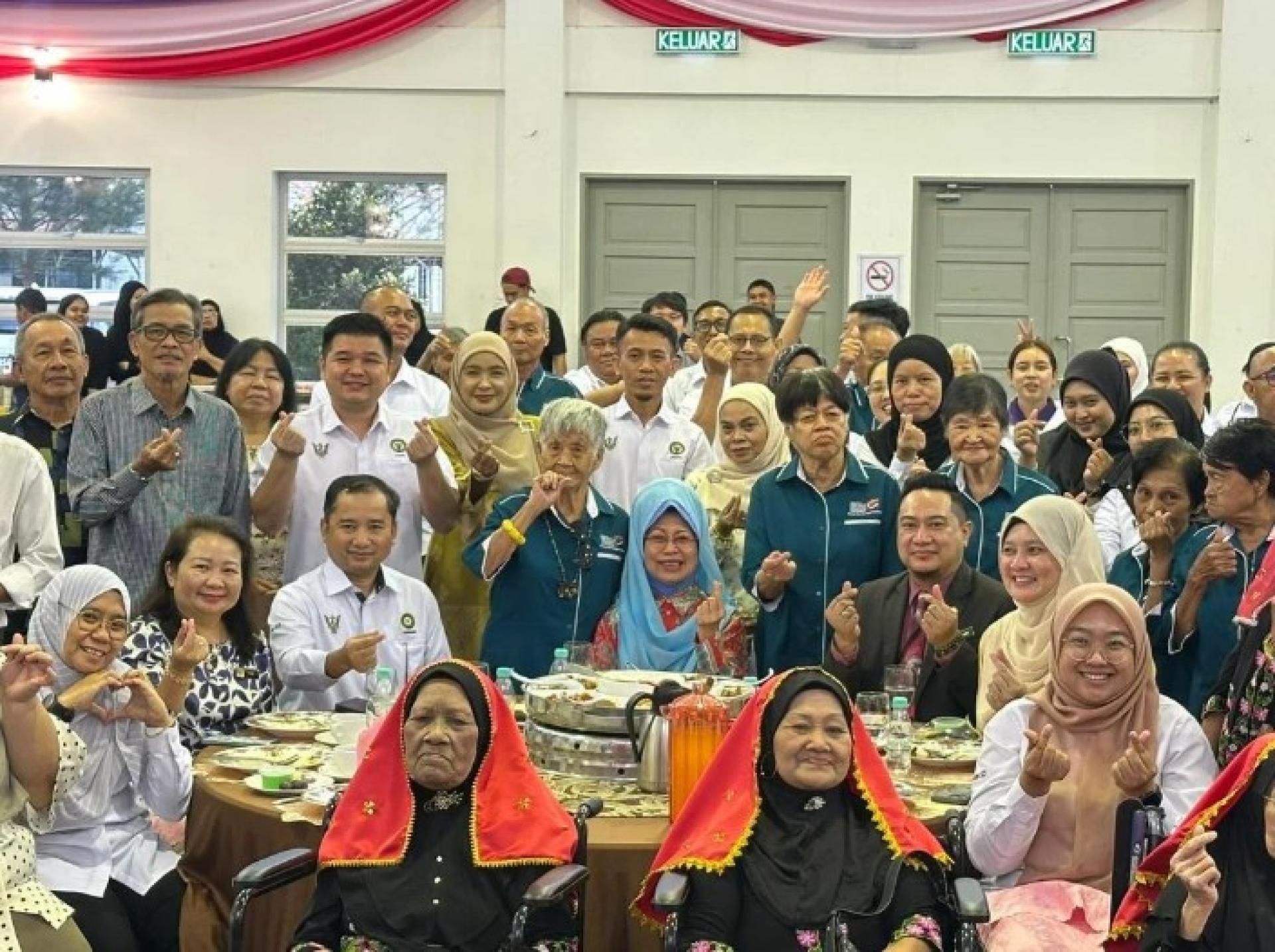 拿督斯里陈赛明与嘉宾及古晋安老院住户合影留念，出席长者护理津贴发放仪式。