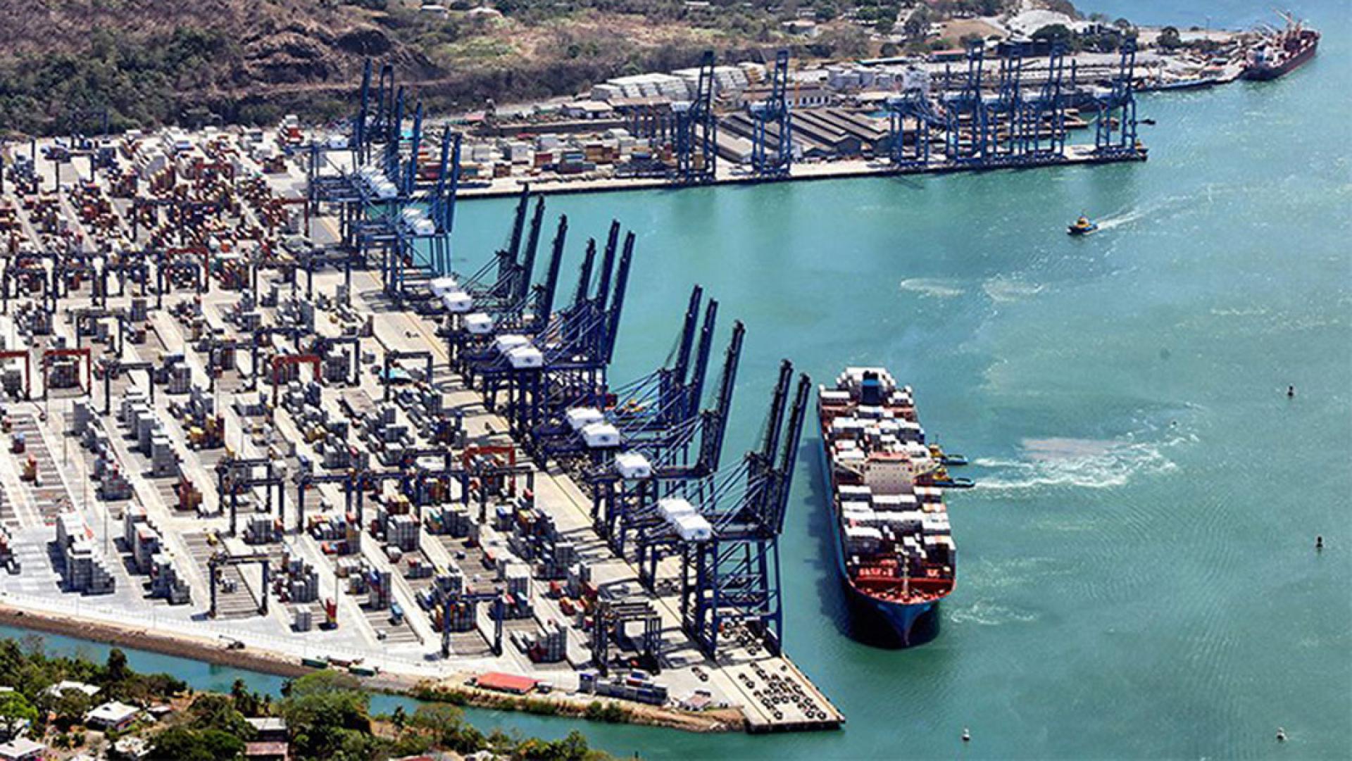 一艘货柜船准备停泊在位于巴拿马运河附近的巴尔博亚港。