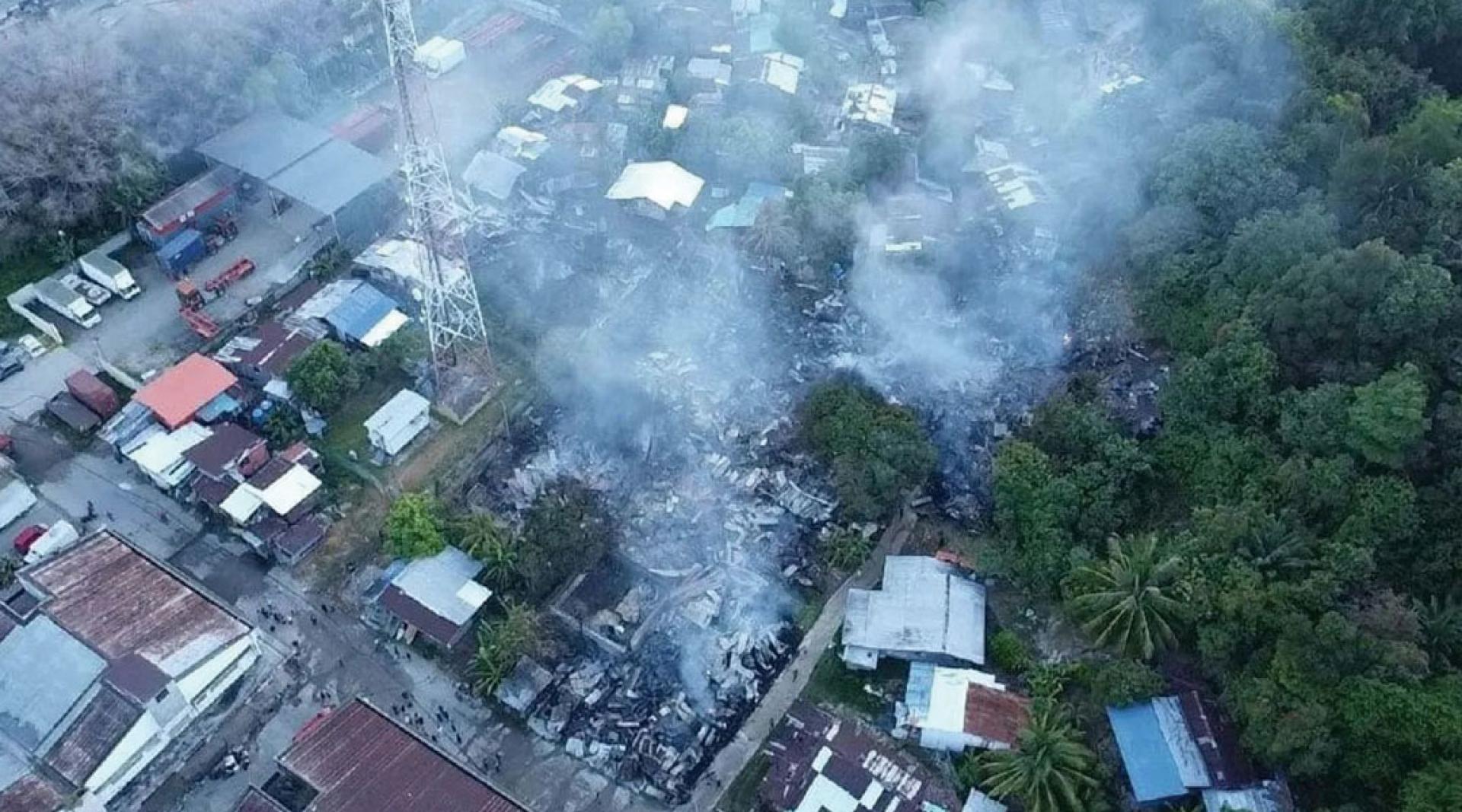 山打根甘榜卡拉蒙丁发生火灾,30间木屋瞬间化成灰烬。