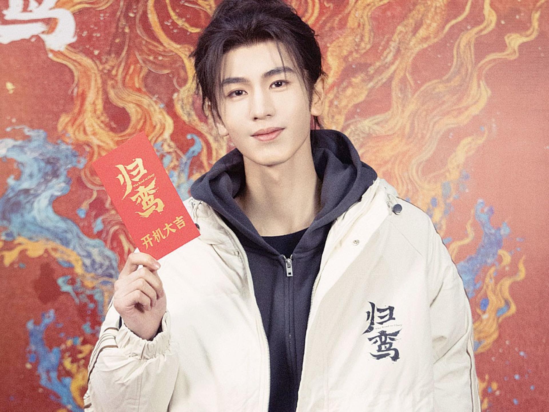 张凌赫赶拍新剧。