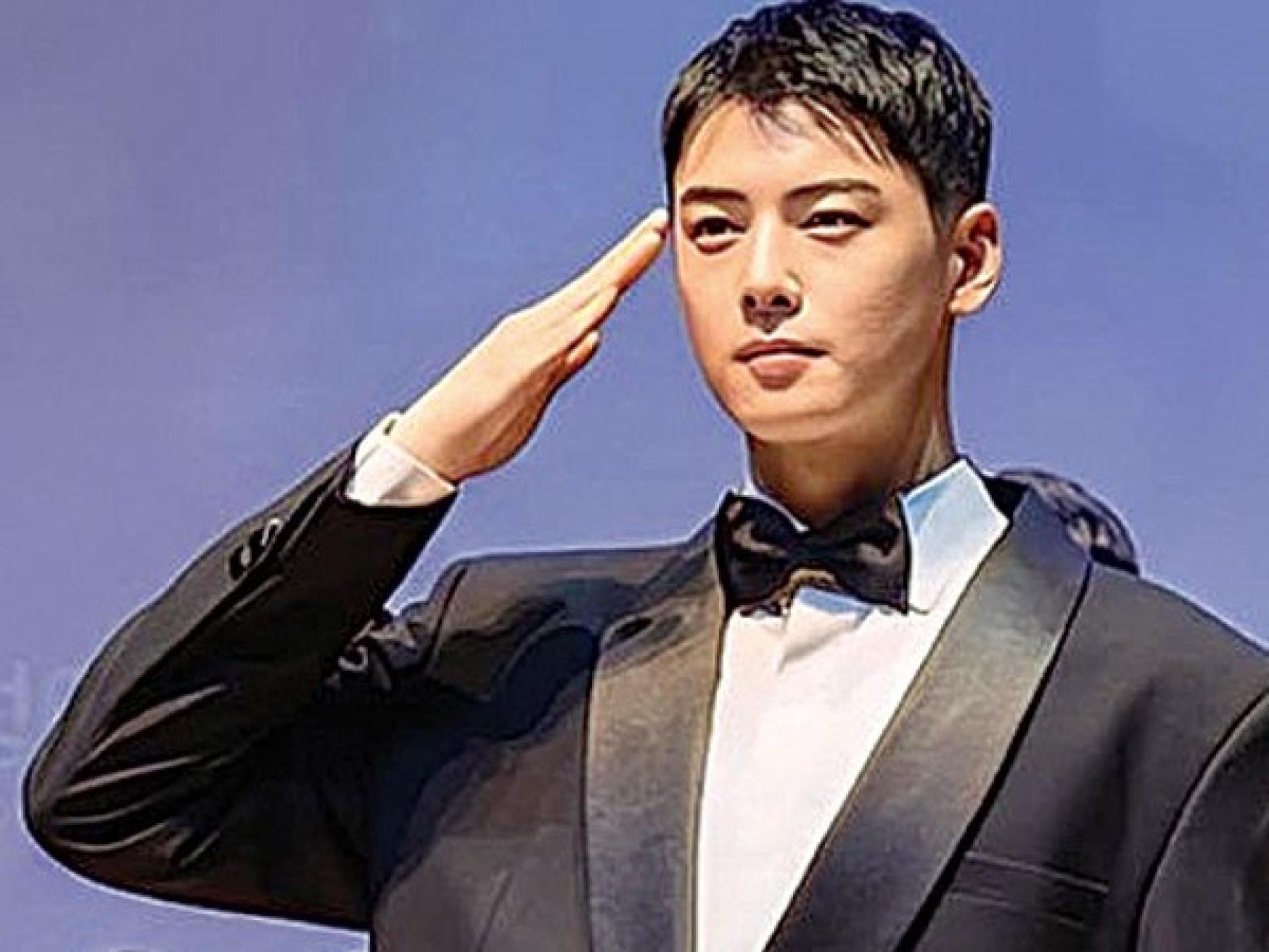 车银优以军乐队造型亮相，帅翻不少粉丝。