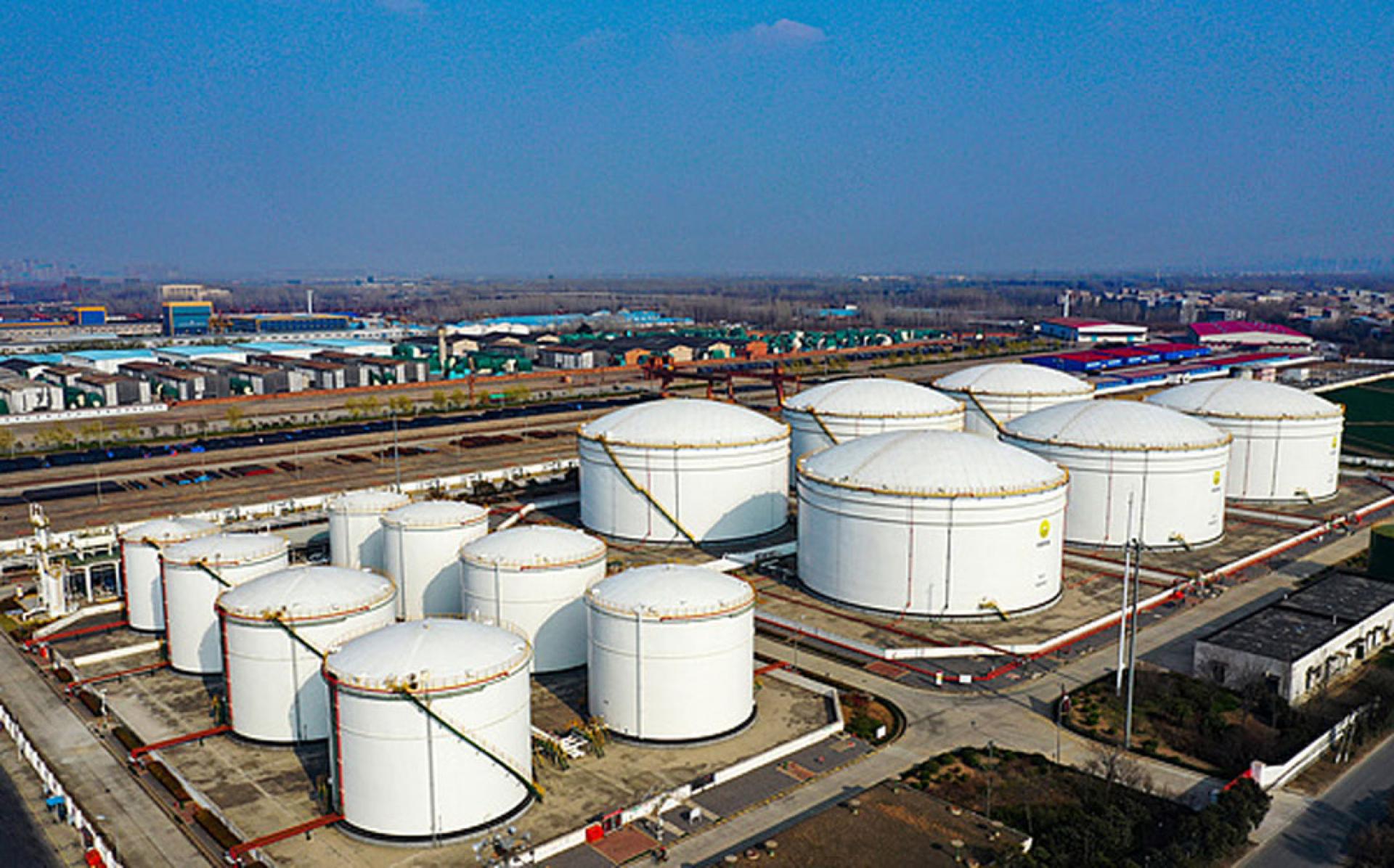 中国石油位于郑州市的储油罐。