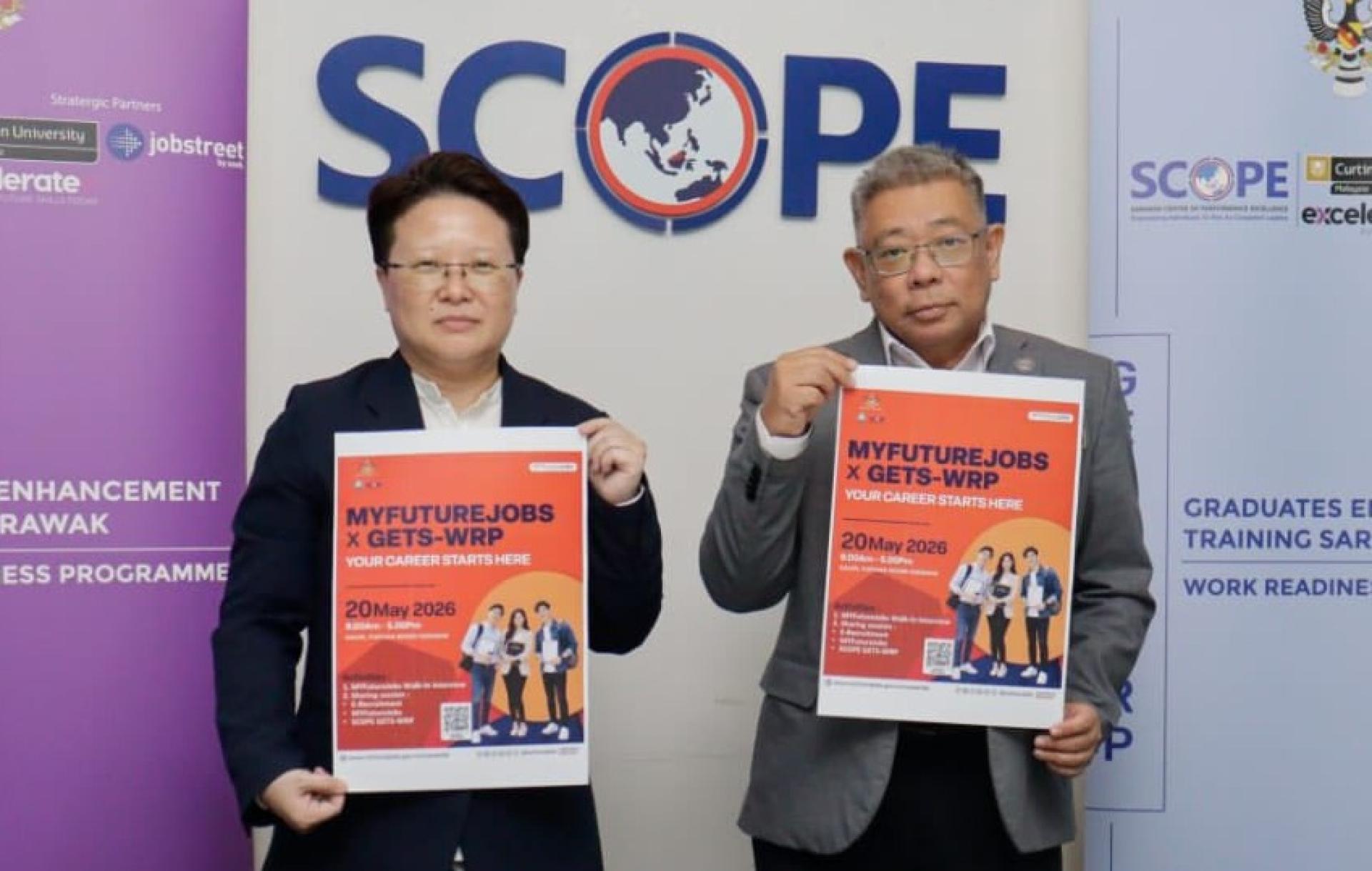 砂社会保险机构区域主管Belinda Lim Kim Moi博士（左）展示活动宣传海报。