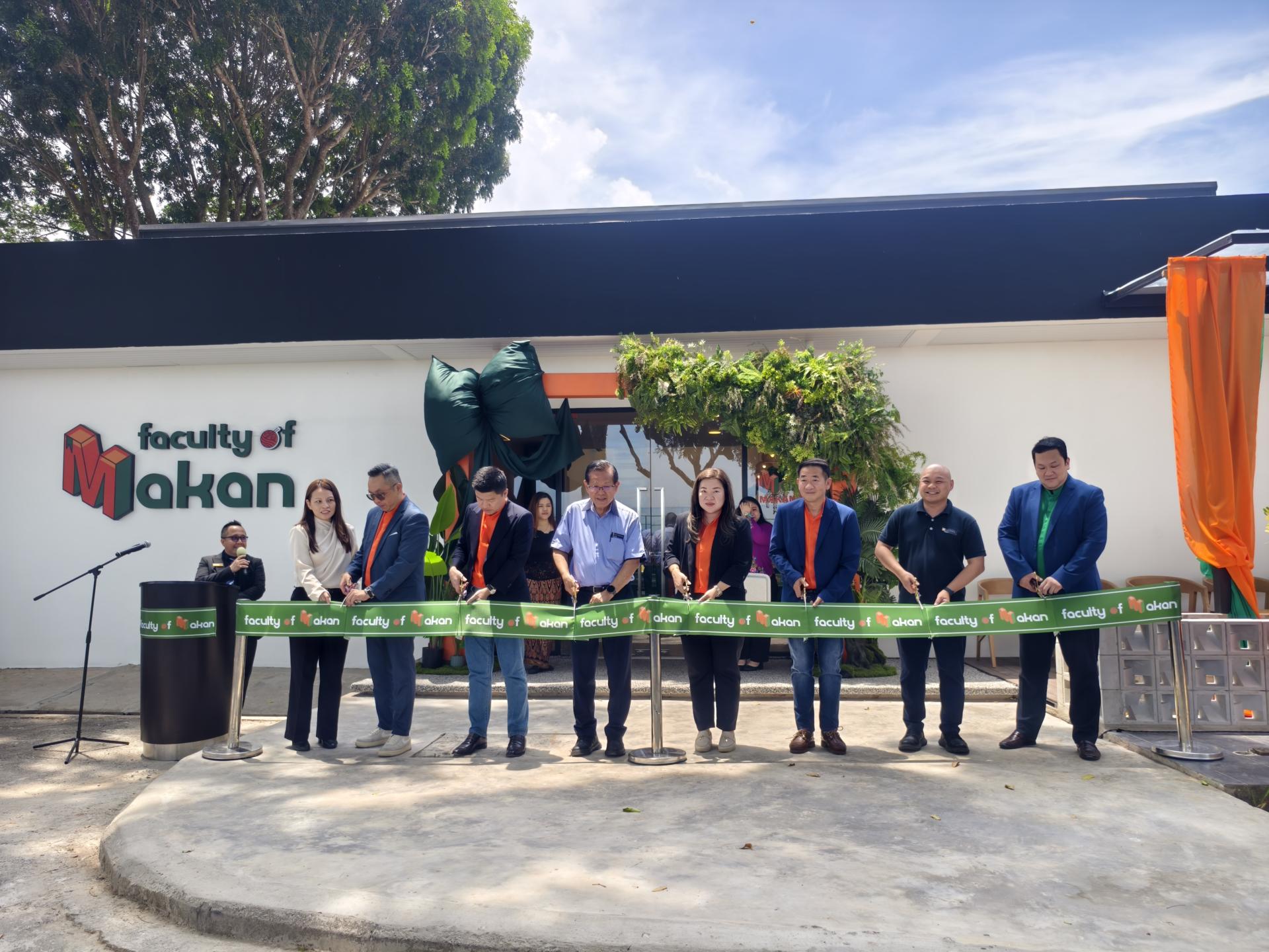 李景胜（左4）为“Faculty of Makan”主持开幕仪式。