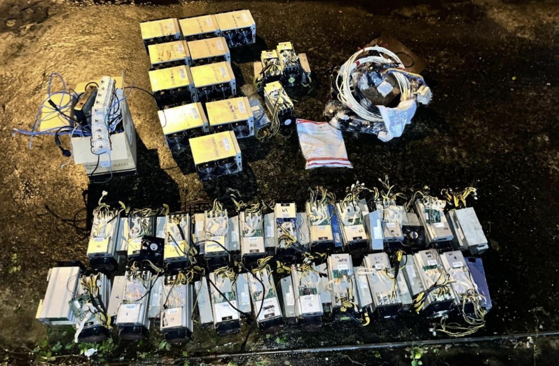 美里地庭今日批准砂拉越公用事业及通讯部提出的申请，充公并处置逾250台加密货币挖矿机、移动电脑、冷却风扇及电力装置。