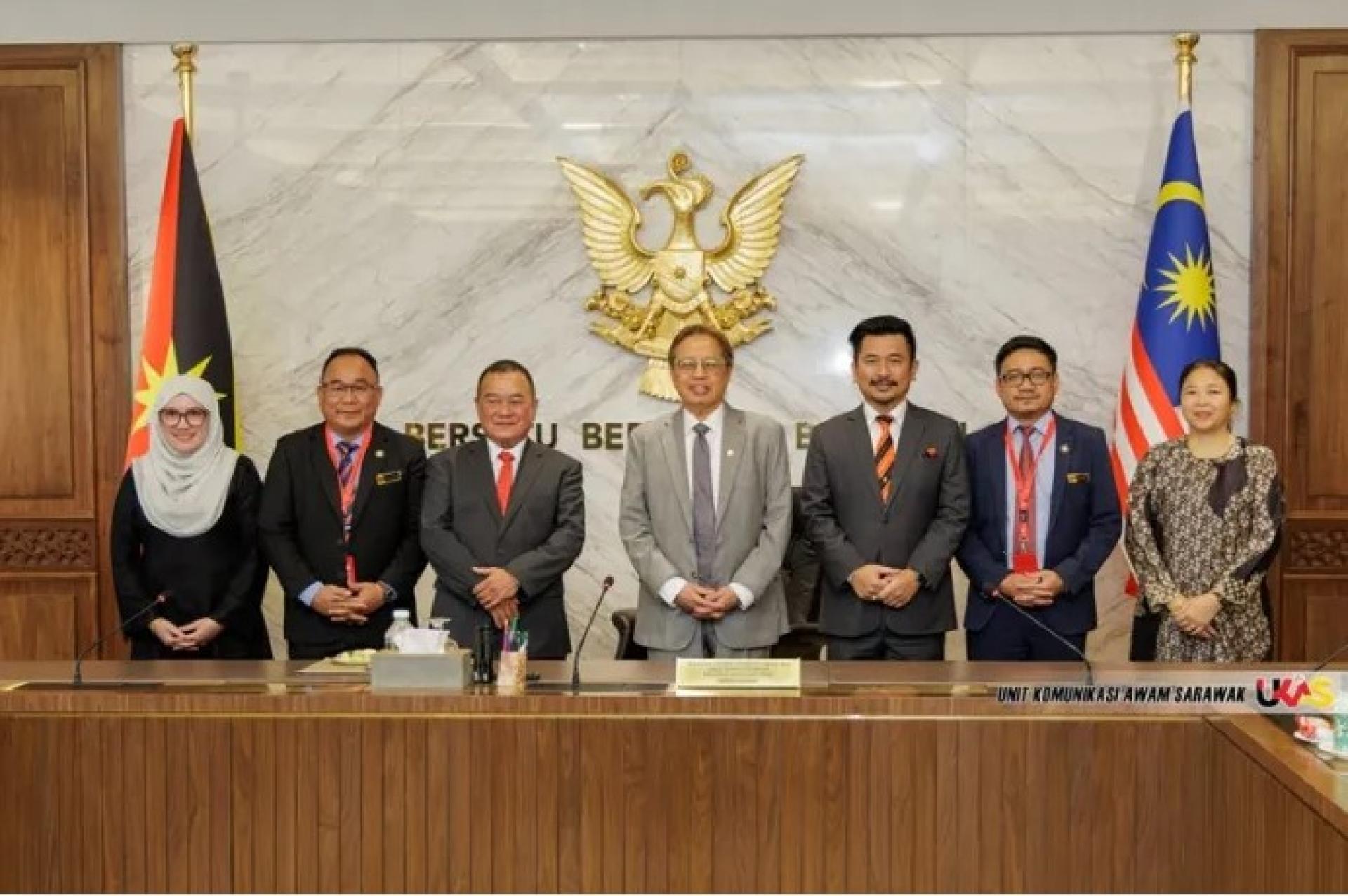 2026年4月29日，阿邦佐哈里在国家勇士大厦接见阿都雅谷（左3）、罗斯顿（右3）及代表团后合影。（图：Ukas）