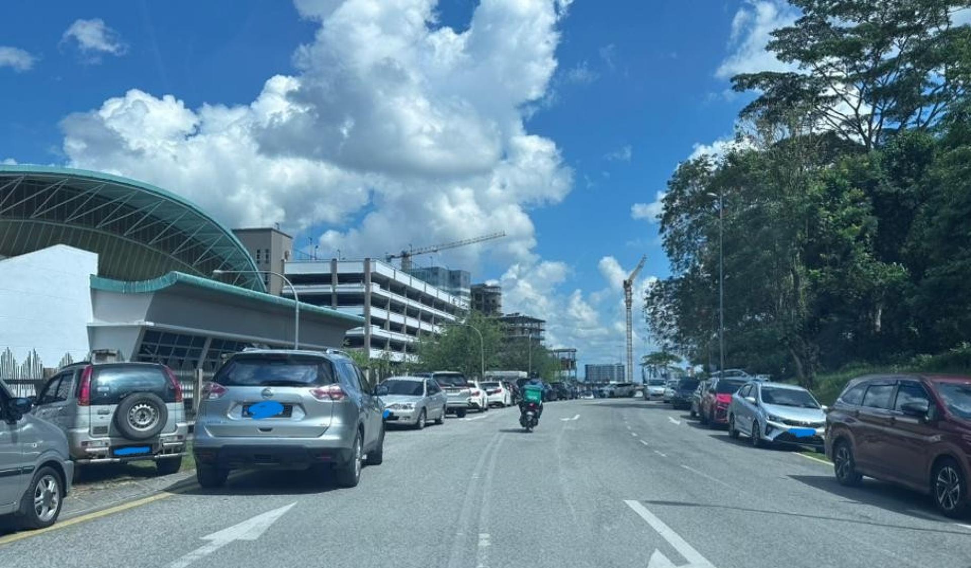 斯威本科技大学砂拉越分校附近的主要路口长期出现车辆违例停放情况。