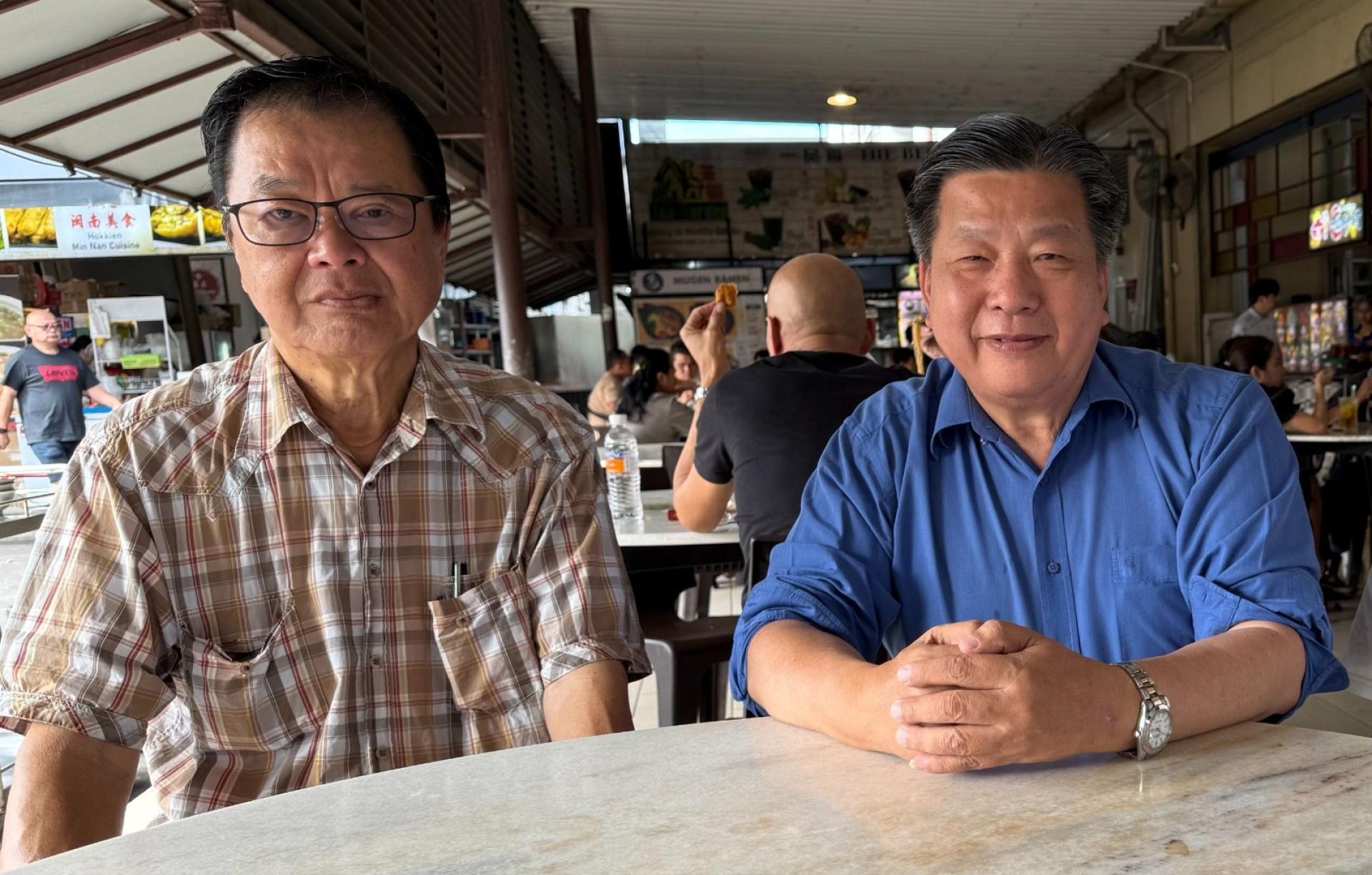 民进党哥打圣淘沙支部主席黄源泰（左）与砂医总会长江宗兴发布将办古晋义诊详情。