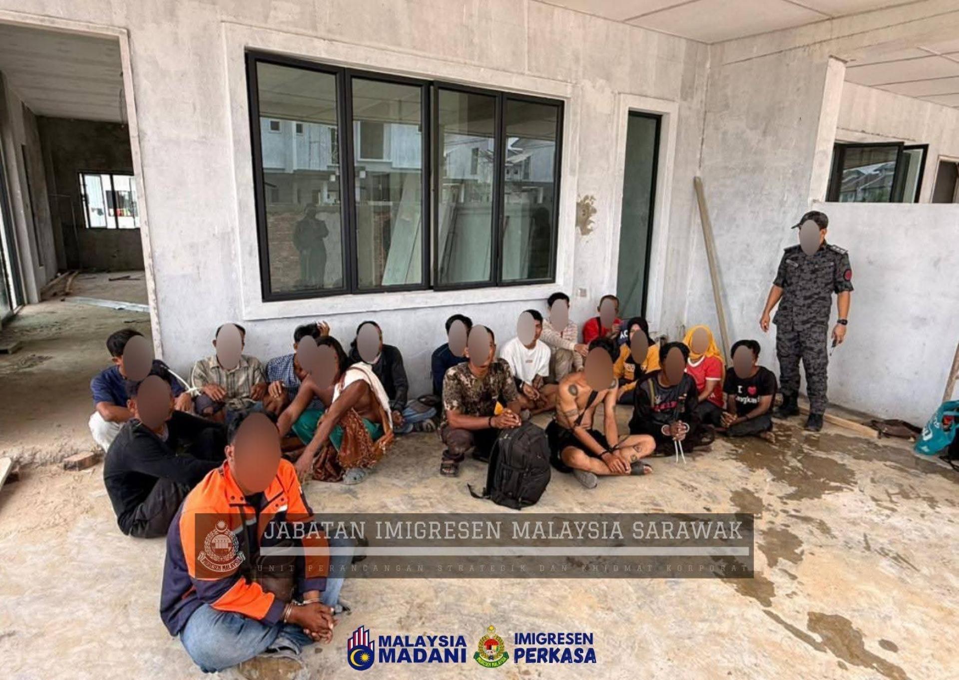 执法人员对外籍人士展开执法并检查他们的证件。