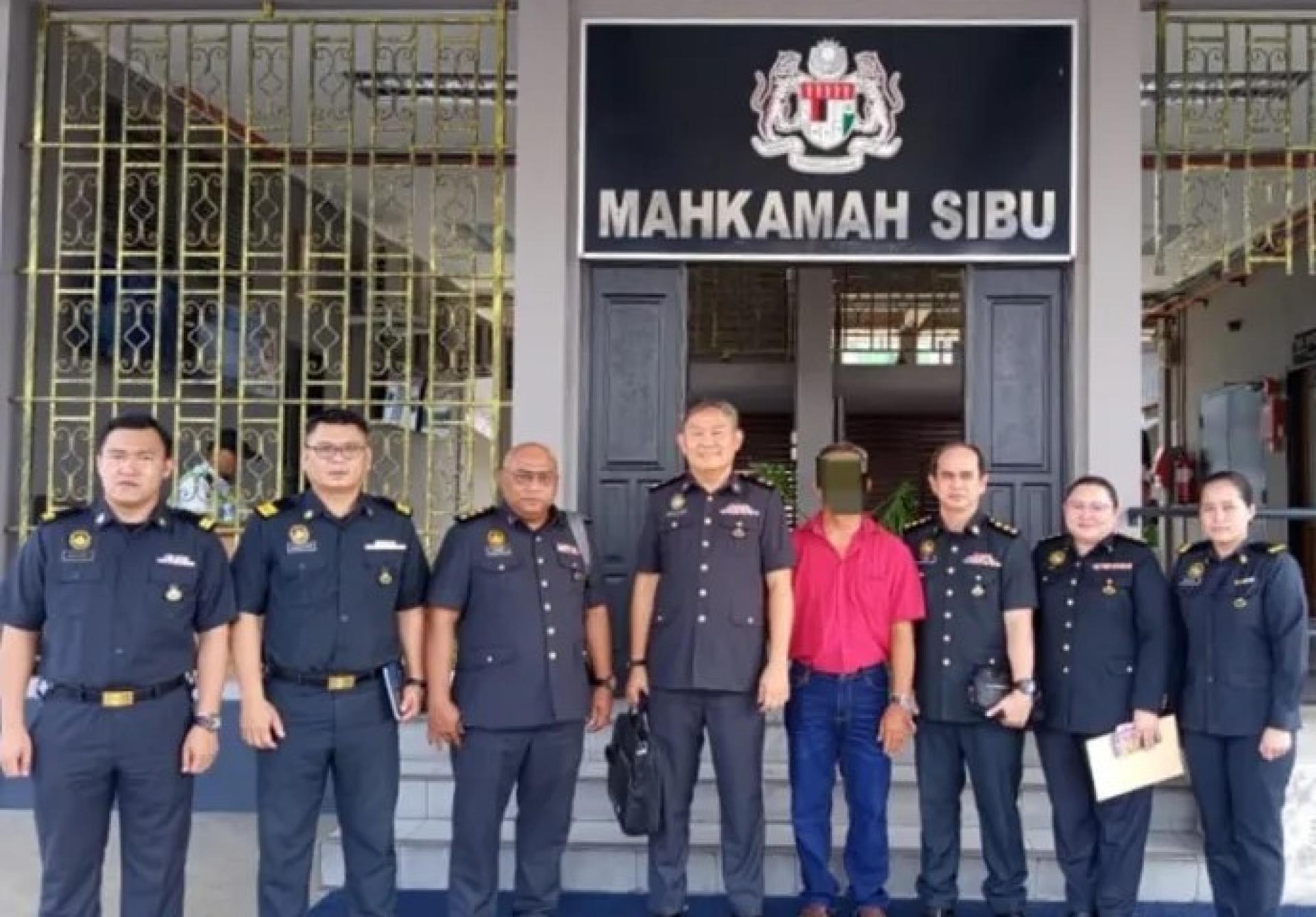 KPDN诗巫分局执法人员与被告（红衣者）于2026年4月29日在诗巫法庭大厦出庭。