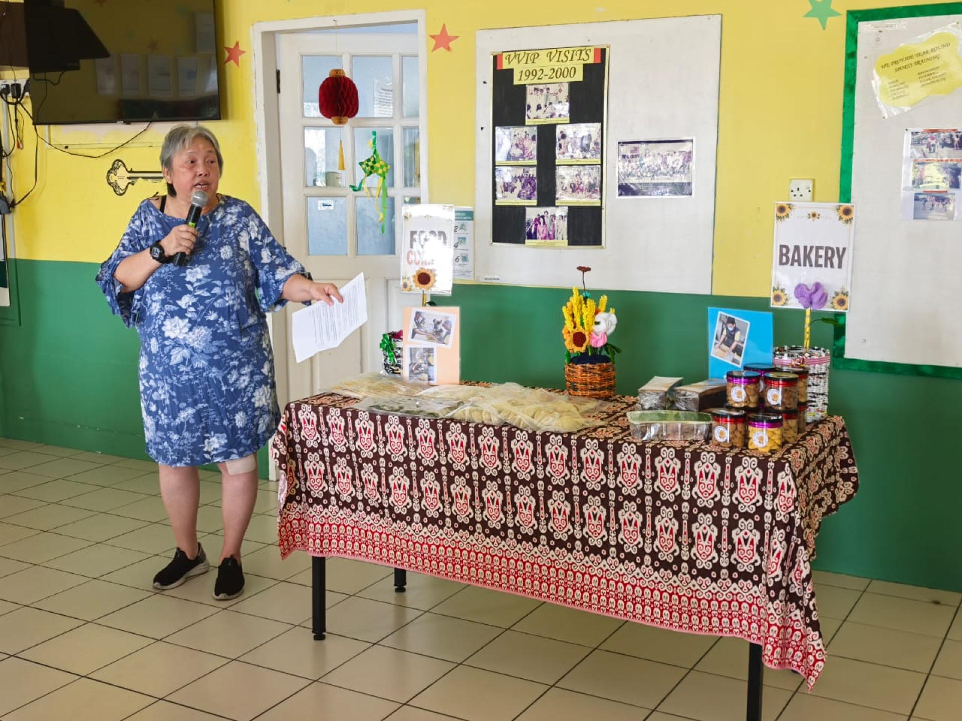 向日葵中心负责人许美芳解说推介的“六大新计划“。