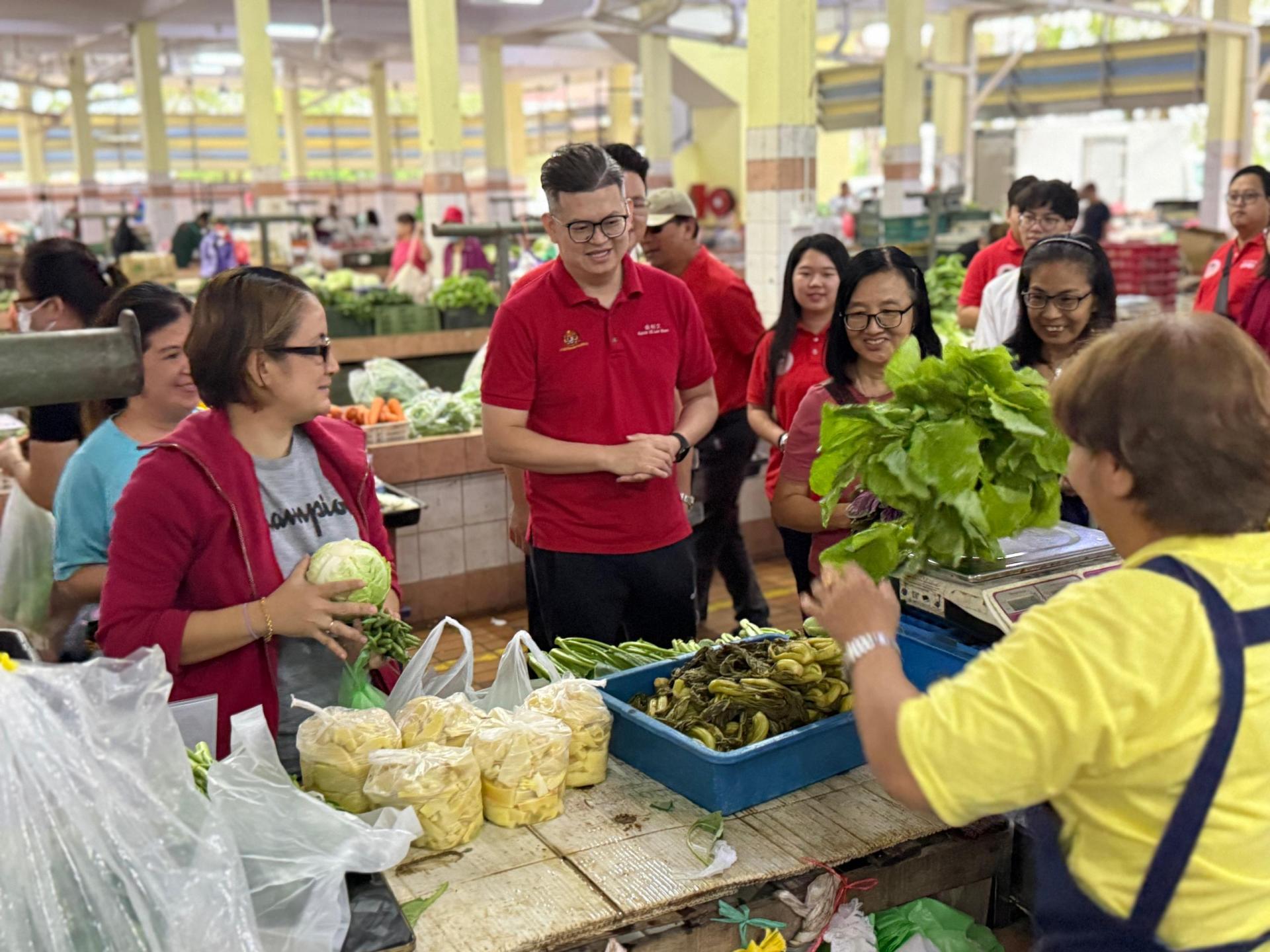此前在毕打拿菜市场进行的“YB陪你逛巴刹”活动得到民众和小贩们热烈响应一瞥。（档案照）