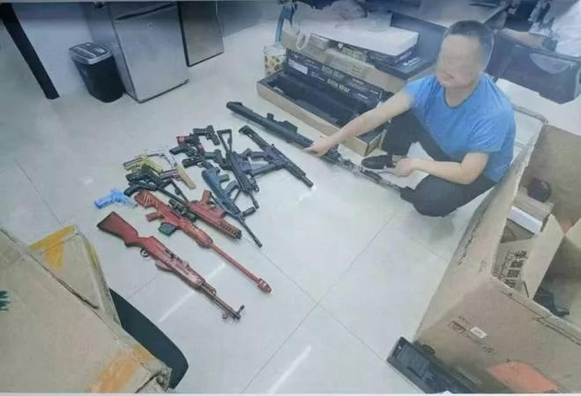 王威龙指认被查获的仿真枪，8支仿真枪被认定为枪支！