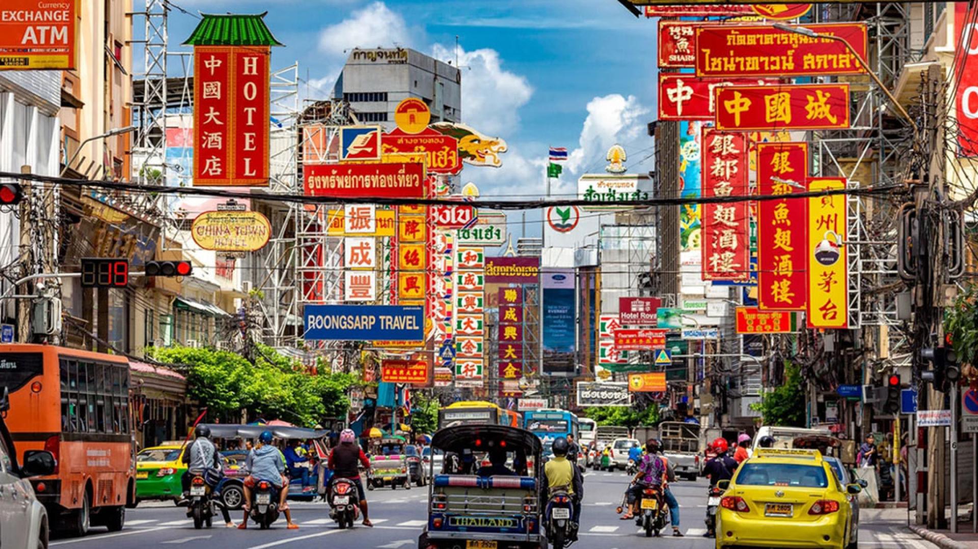 由于泰国高度依赖进口能源，油价上涨直接削弱家庭的实际购买力，对国内需求构成压力。图为位于曼谷的唐人街。