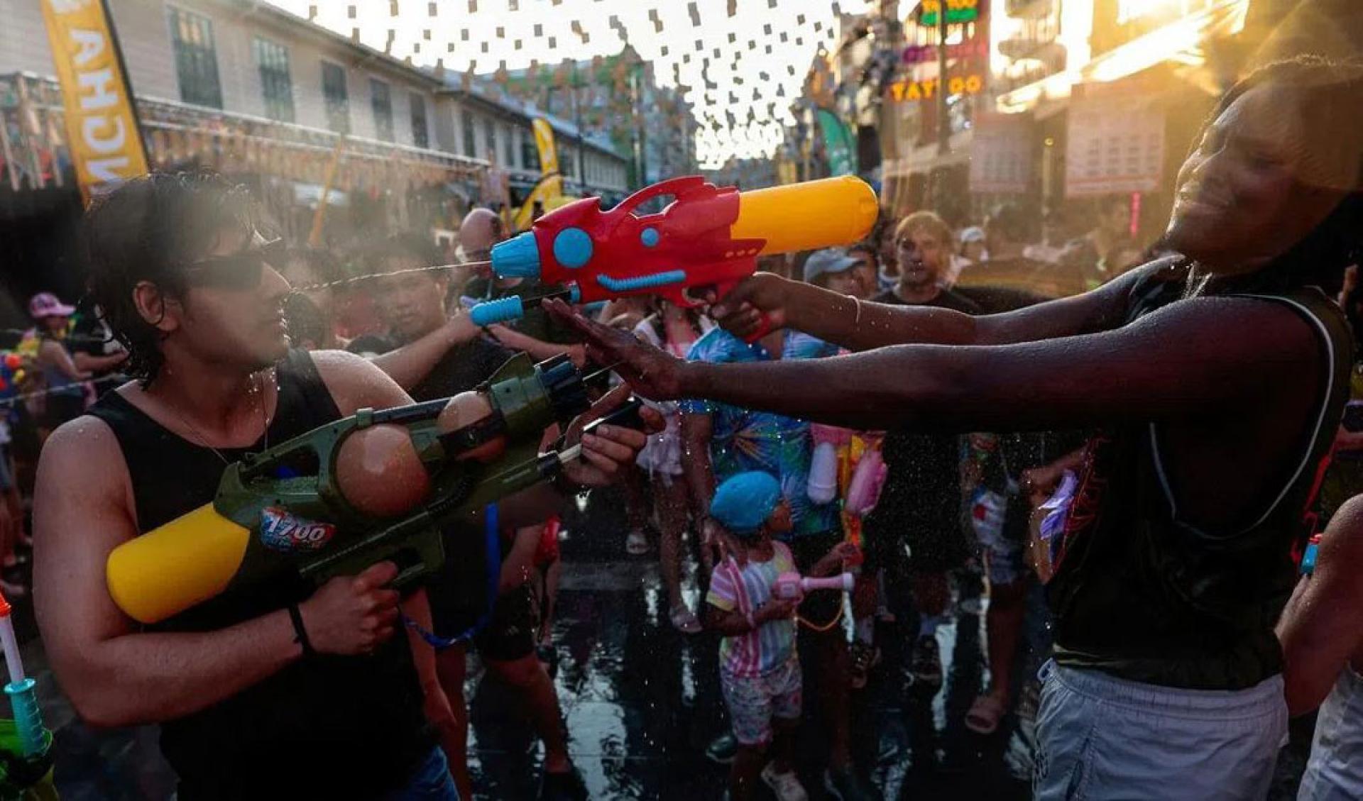 泰国每年4月的泼水节吸引大批外国游客。游客增多给泰国带来乱象和安全隐忧，泰国政府正在考虑缩短外国游客免签逗留期。