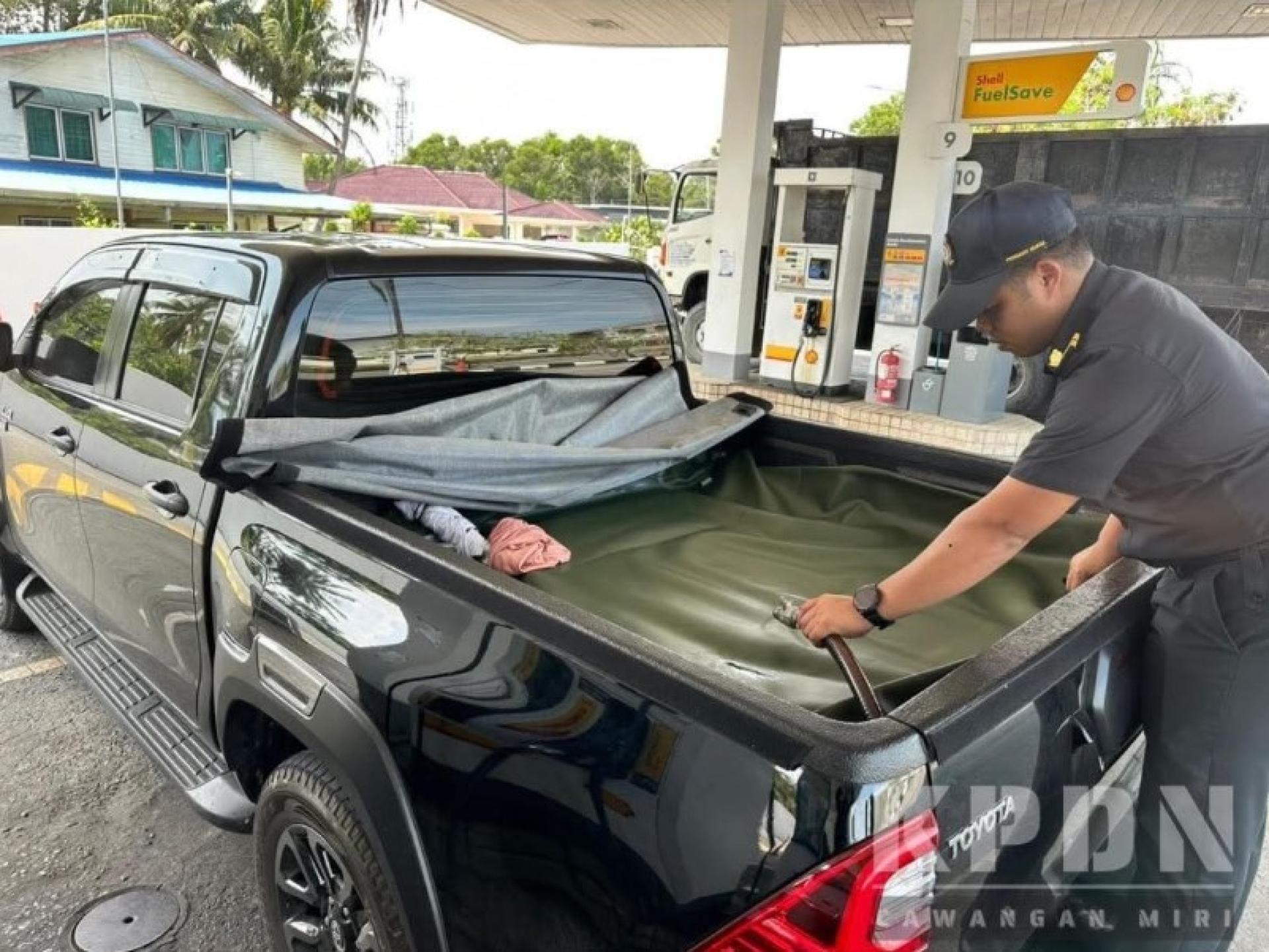 执法人员在突击行动中检查一辆涉及疑似补贴柴油转移的被扣押车辆。