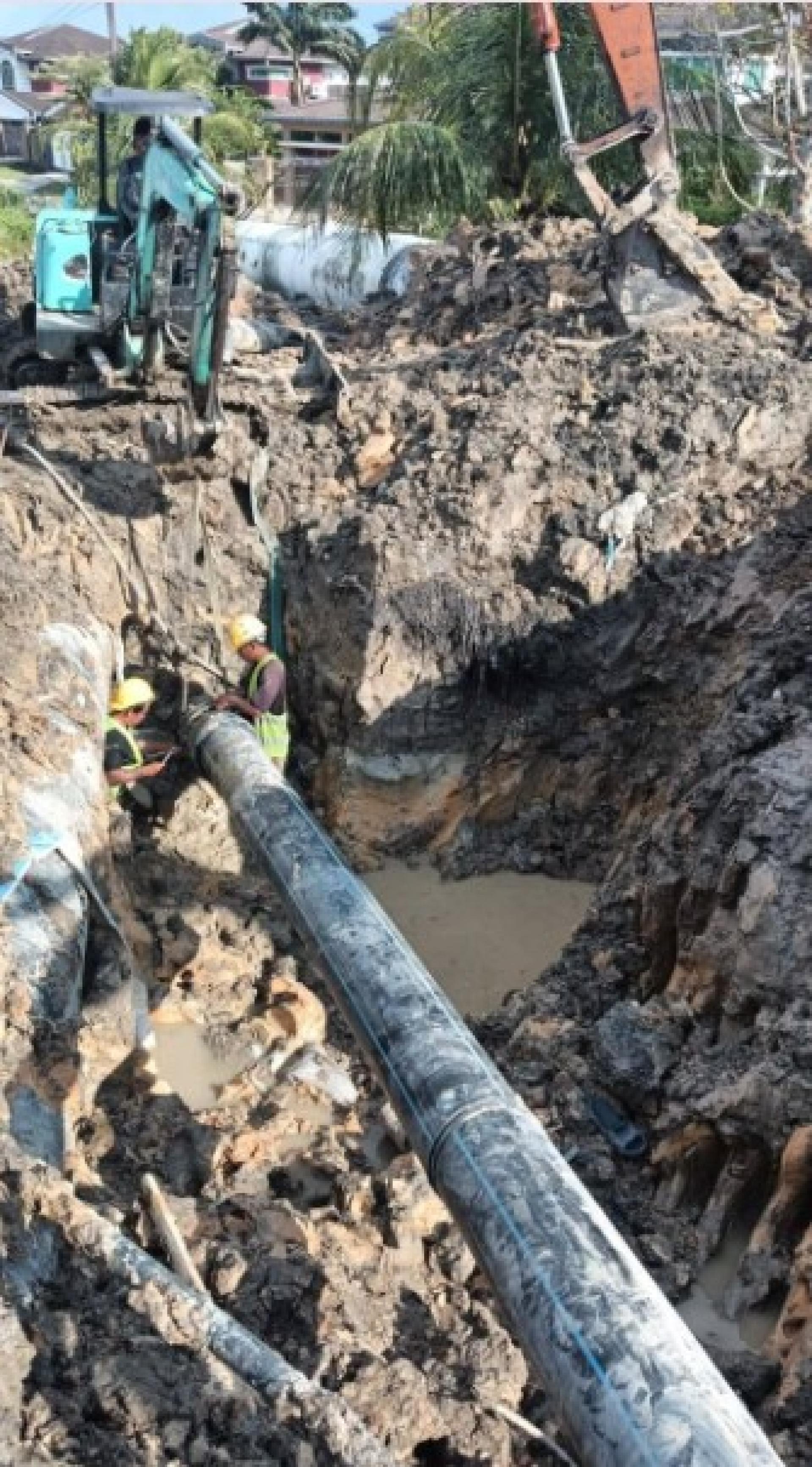 砂拉越水务技术团队进行维修工作。