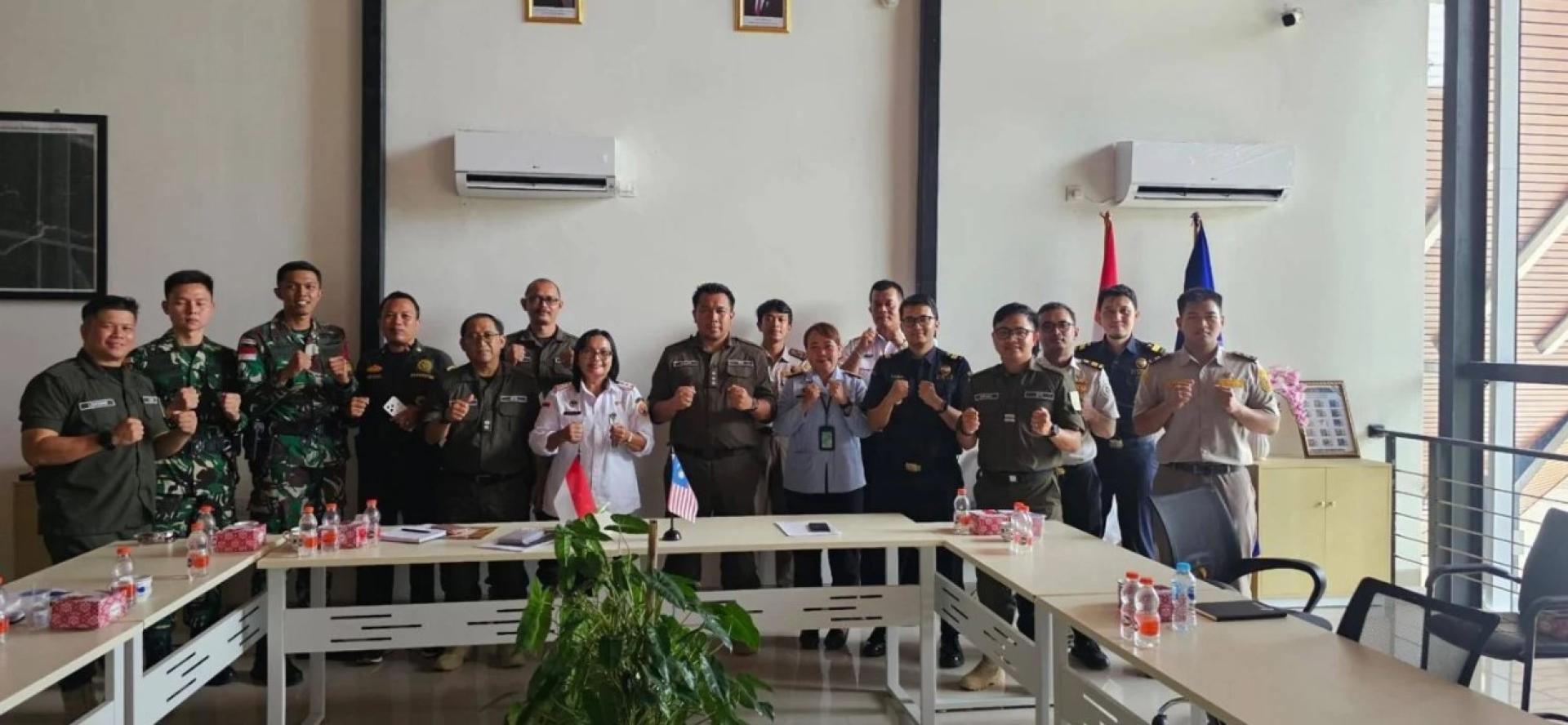 印尼与马来西亚代表合影留念。