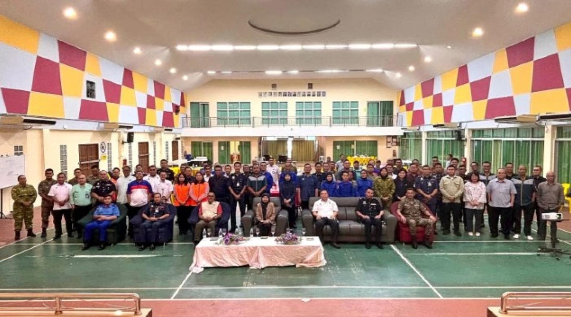 努尔沙米拉（中坐）与活动参与者合影。