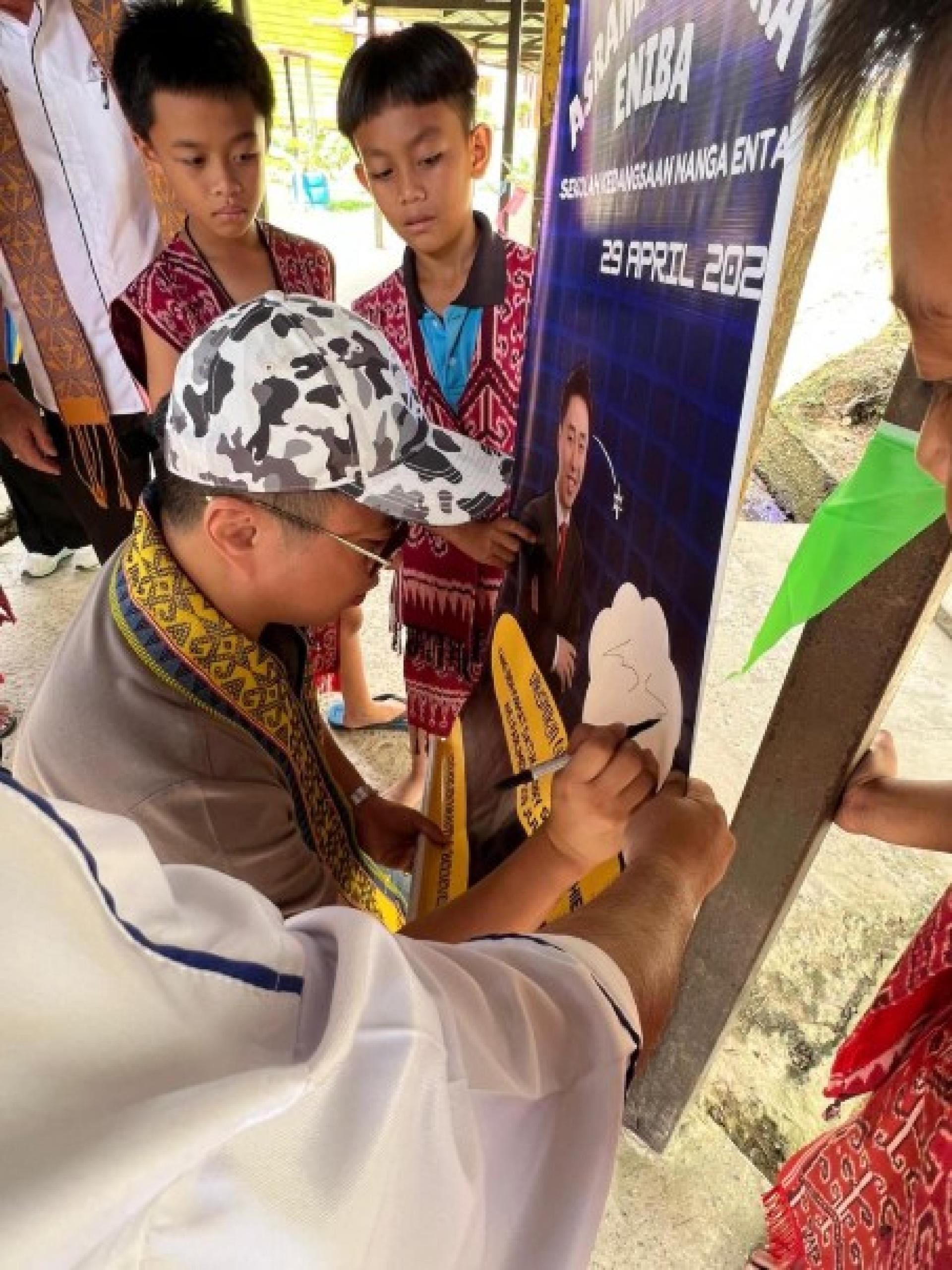 孙伟瑄指出，作为马来西亚木材工业局主席，他认为学校设施的改善应优先推进，以确保乡区学生不会落后于城市学生。