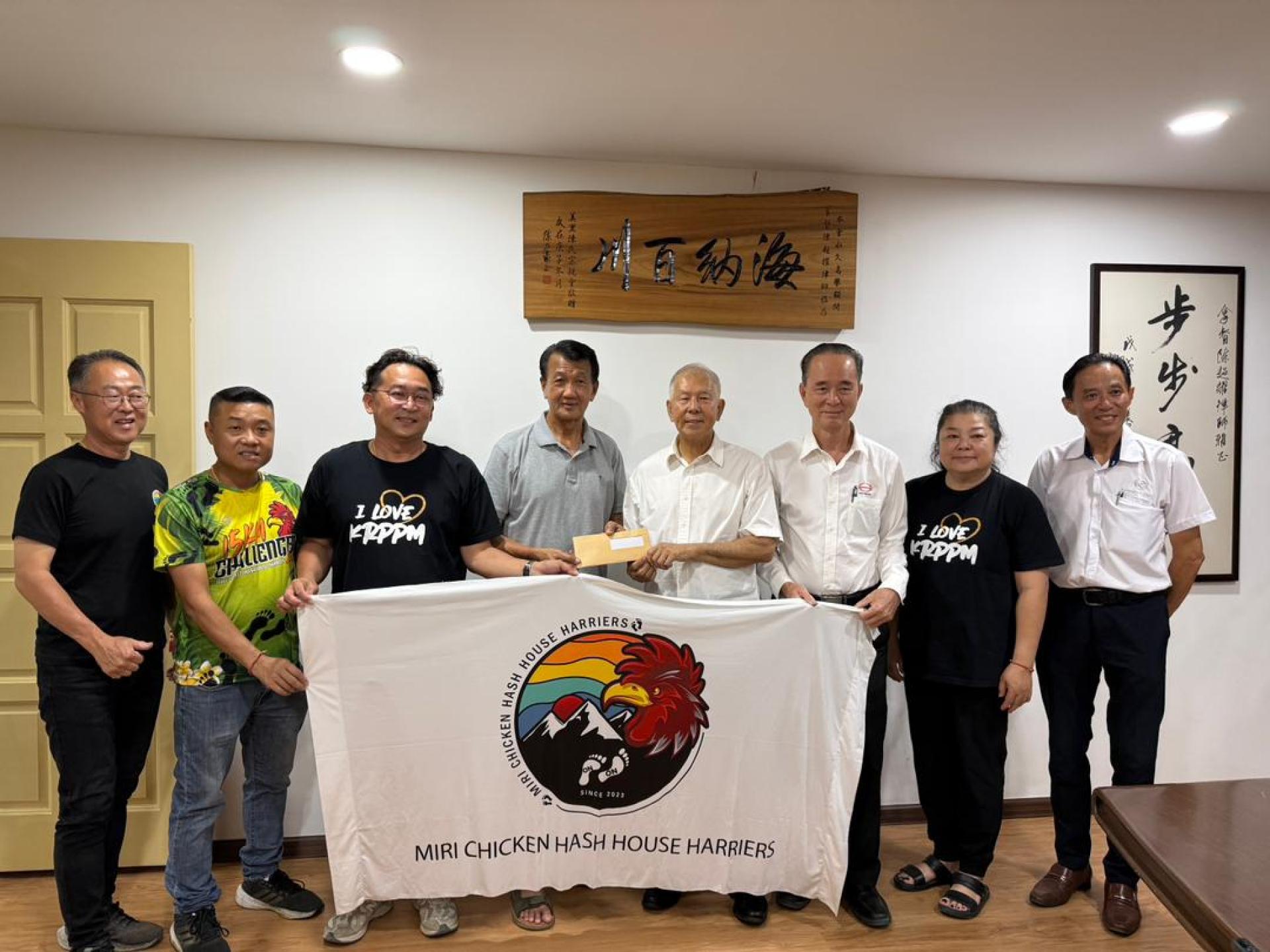 陈伯兴（左四）移交善款予拿督陈超耀。