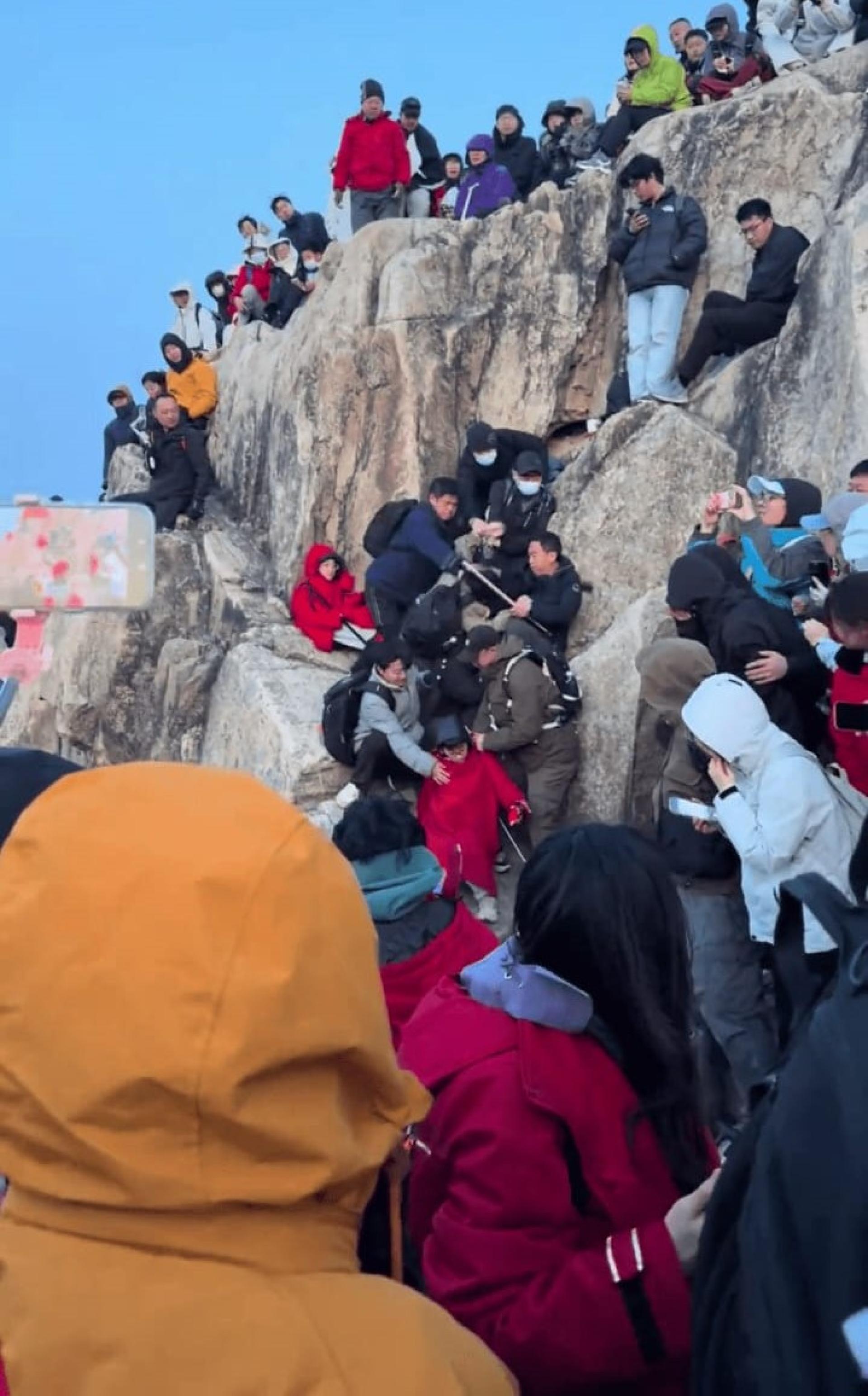 据目击者称，冲突起因于一名游客试图强行挤入已满员的观景位置，引发其他游客不满，随后演变为激烈争执，并升级为肢体冲突。