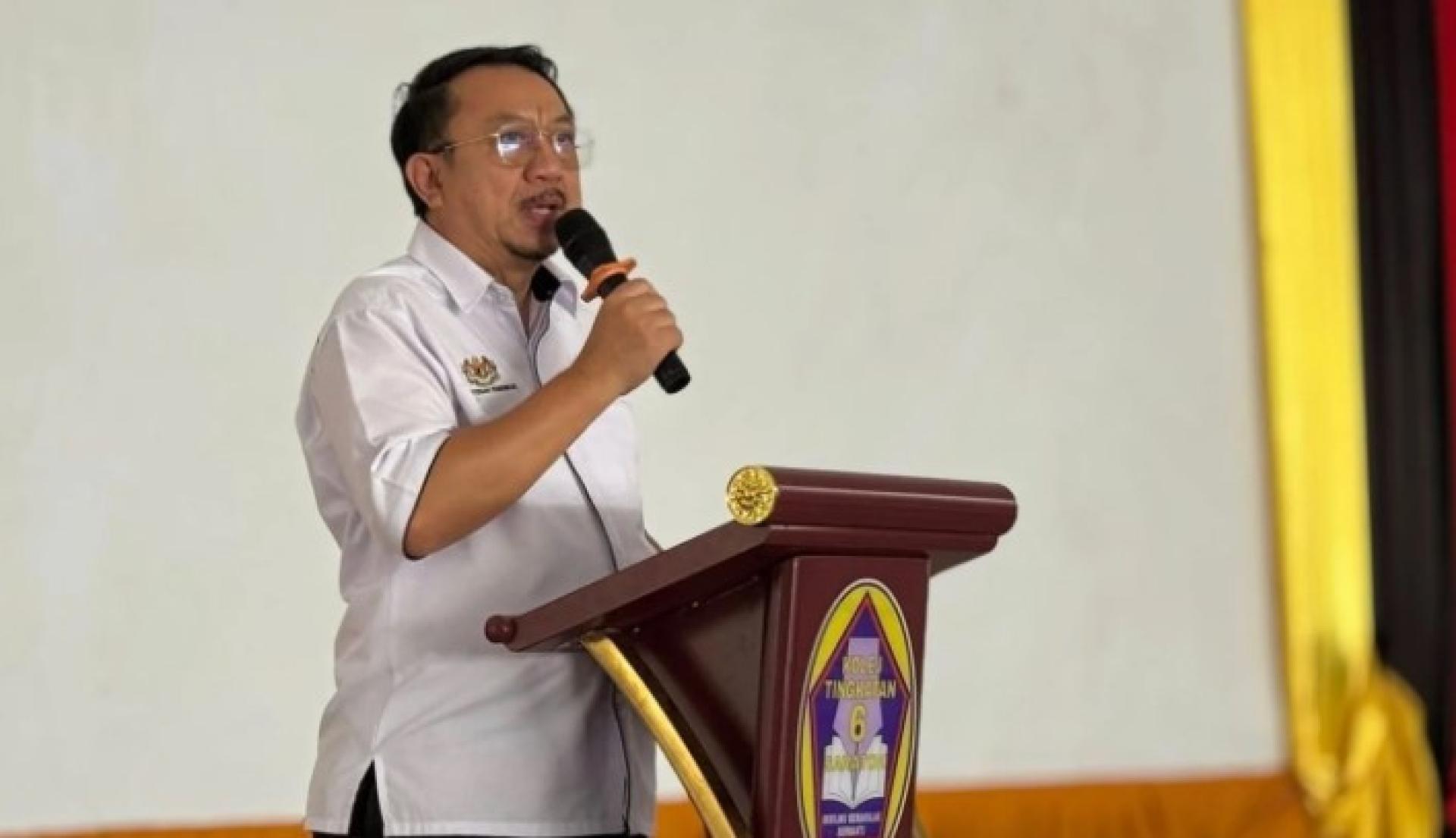 奥马尔发表讲话。