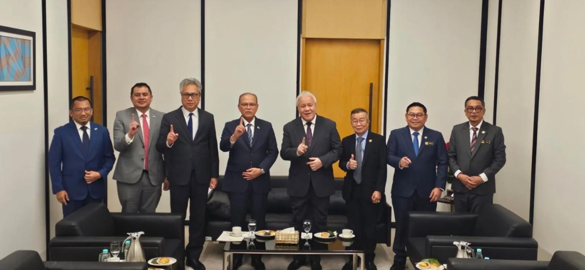 旺罗斯迪（左4）与阿旺登雅（左5）及砂拉越代表团合影留念。