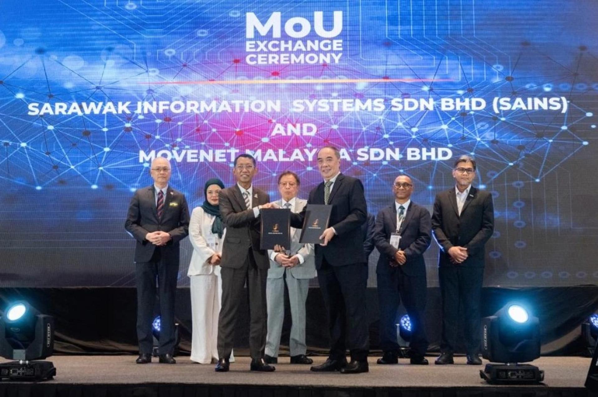 布西亚（左前）与Steven Lim Kee Seng（右前）交换备忘录，在砂总理阿邦佐哈里（中）见证下，于古晋PROTECT砂拉越2026国际会议上完成签署仪式。