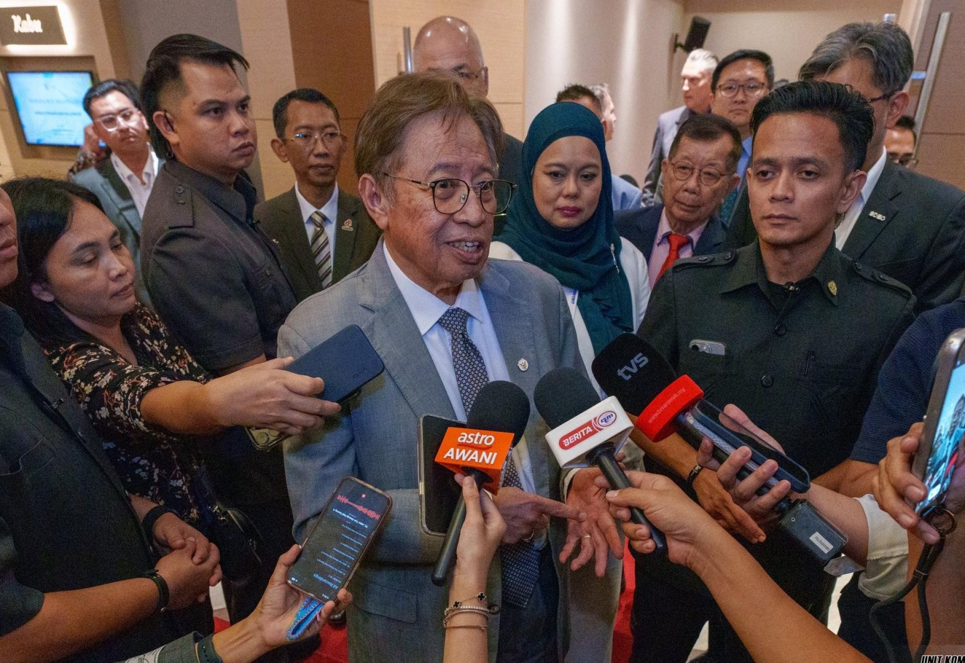 总理阿邦佐哈里接受媒体采访一瞥。