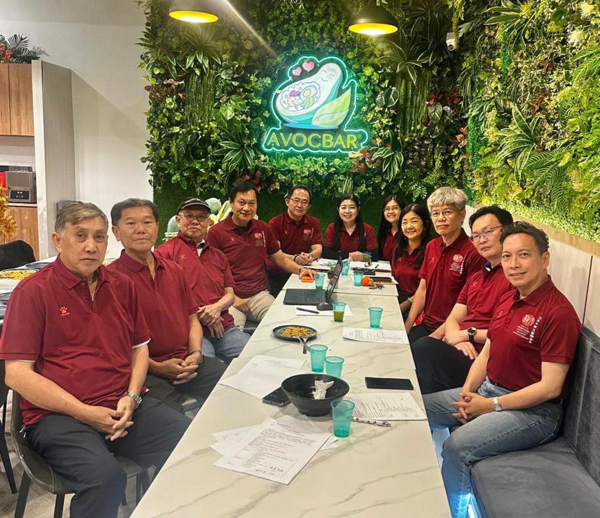 汶莱中华文艺联合会会长陈丽珍（中）与筹委会成员合影