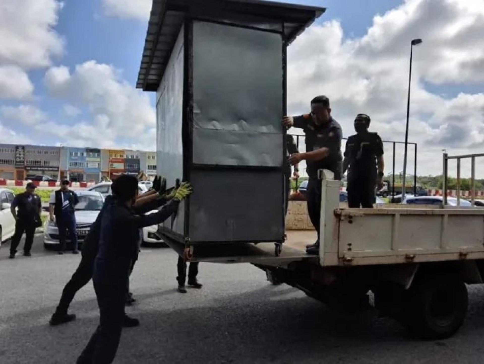 MPKS执法人员在2026年4月29日将非法摊位搬上货车。