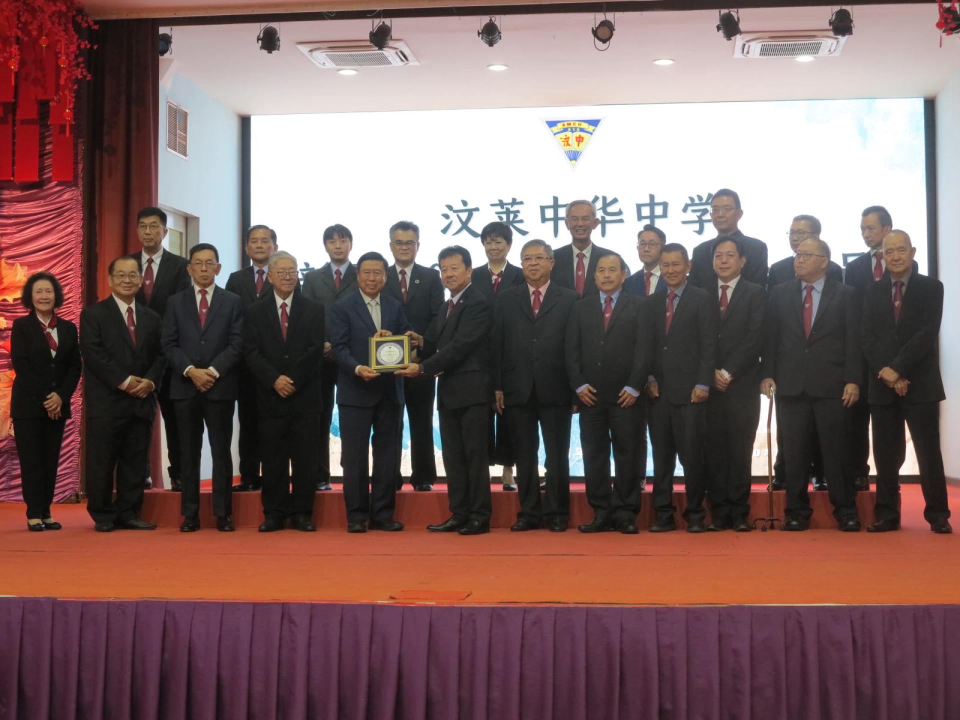 杨德振董事长赠送纪品予国会议员刘孝德