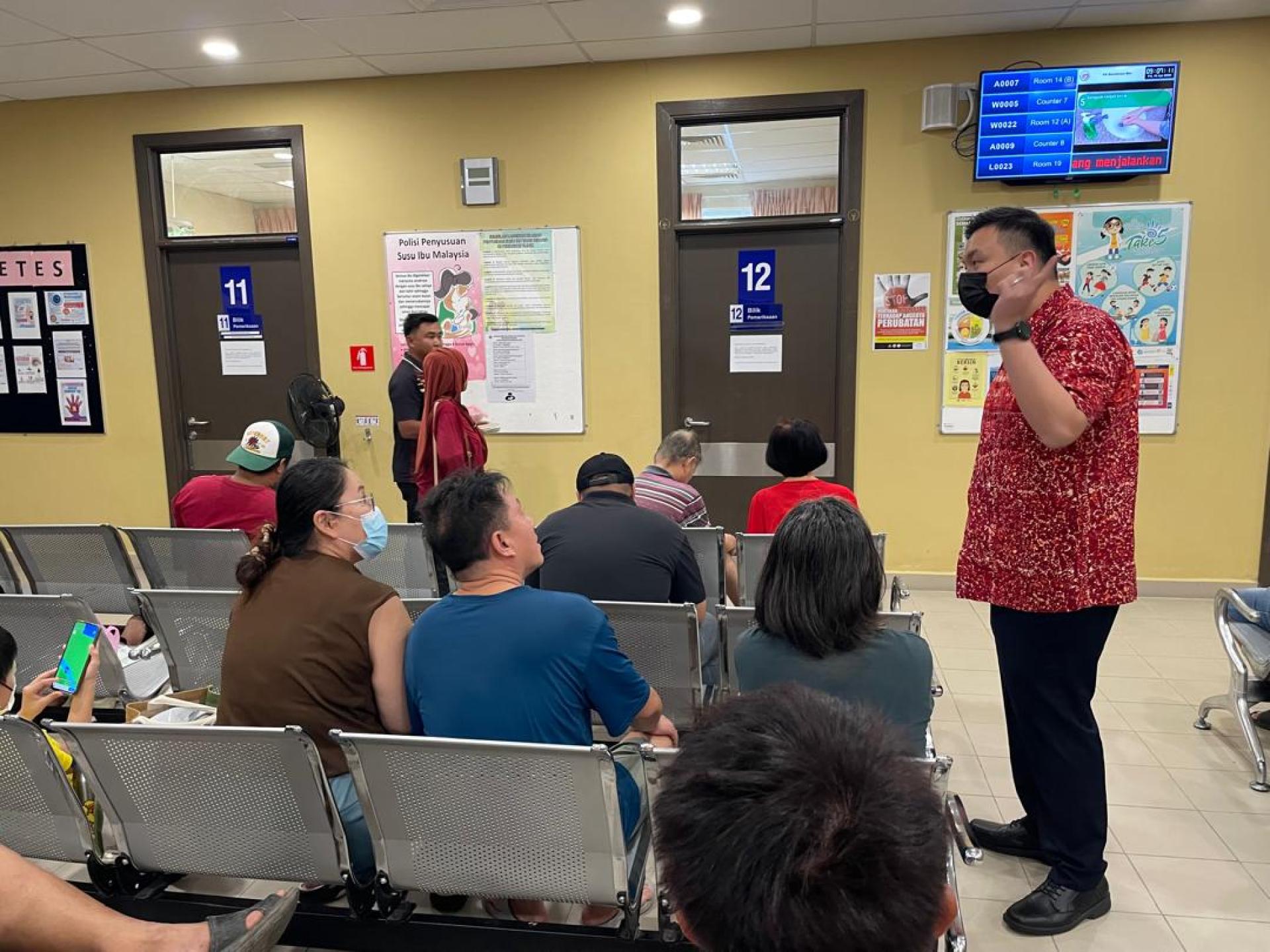 赵俊文早前前往诊所与民众交流。