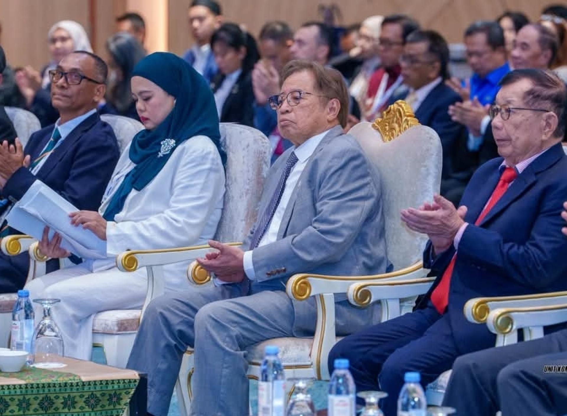 砂总理阿邦佐哈里在活动上聆听演讲。