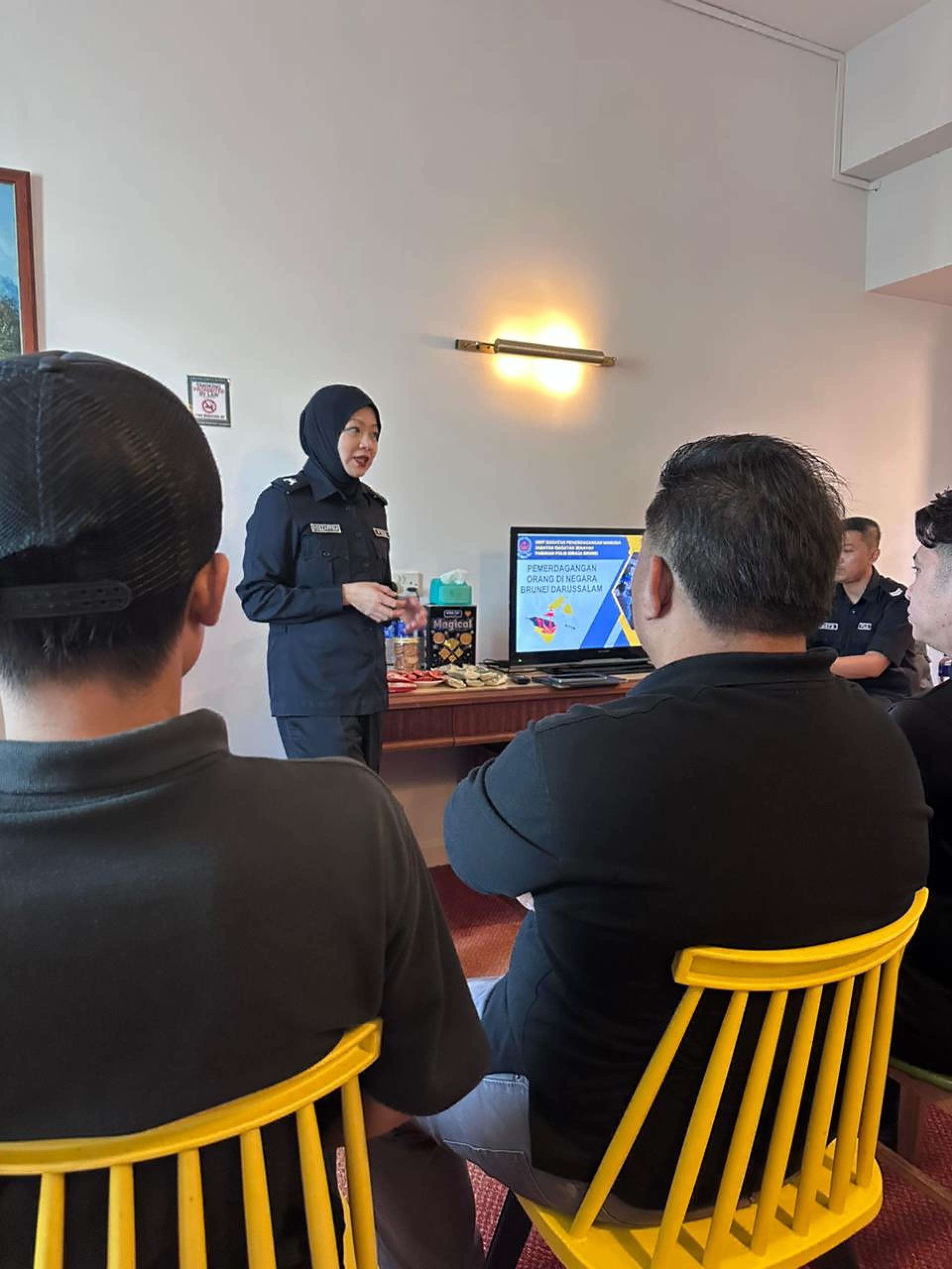 人口贩运调查组官员为酒店工作人员讲解识别潜在人口贩运受害者的方法的认识