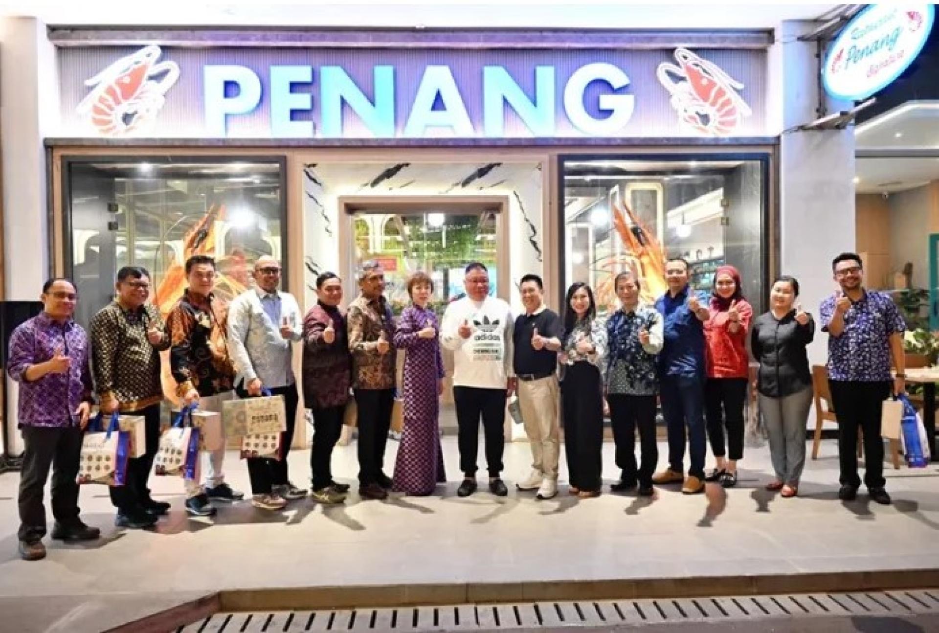 张庆信（右8）与印尼主要旅游业协会代表合影。