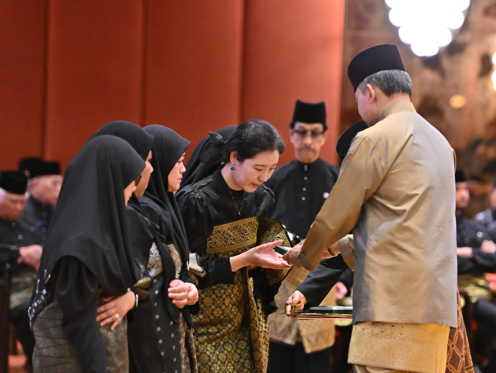 皇太子颁发勋章予徐婷