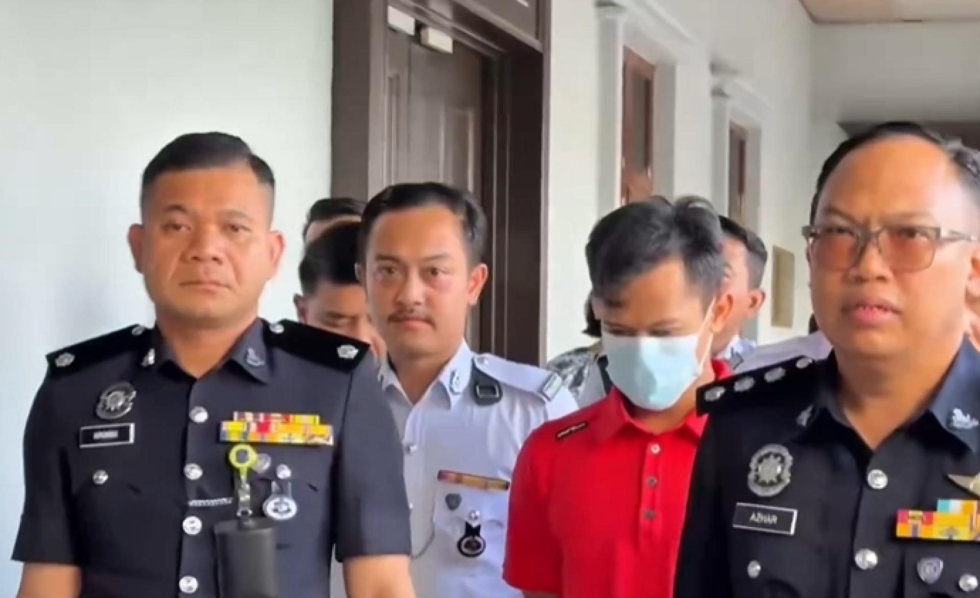 被告周四（30日）被带到法庭，面对3项控状。