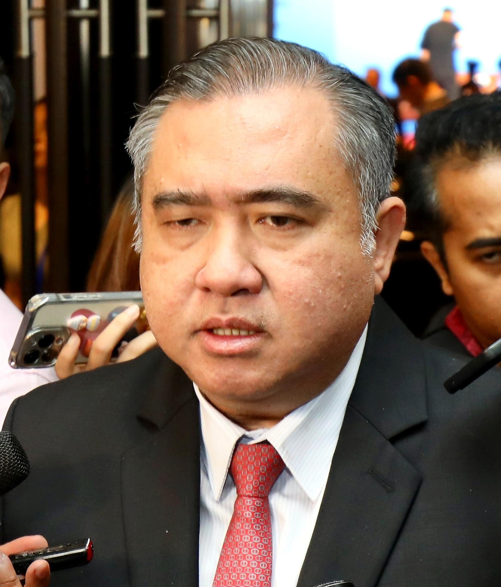 陆兆福：交通部官员会自发采取共车或乘坐经济舱的方式，响应政府的削减开支措施。