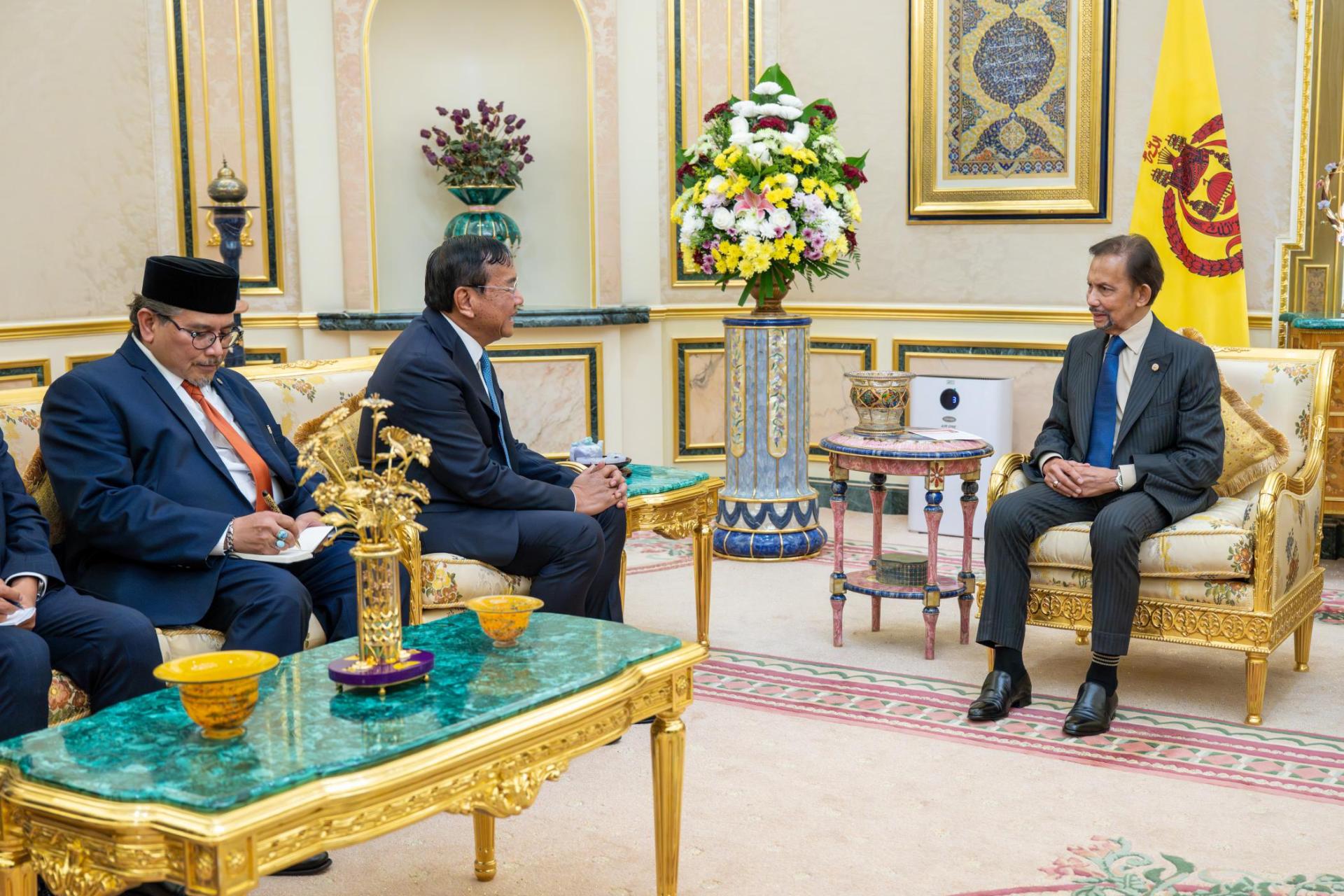 苏丹陛下与柬埔寨副首相普巴速坤交谈