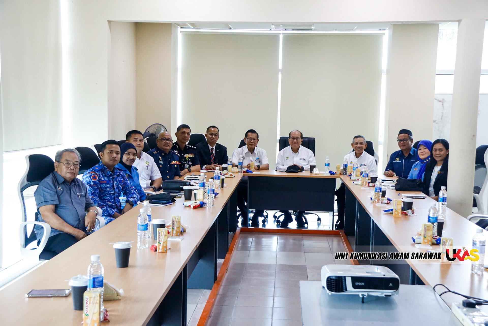 拿督阿玛道格拉斯乌加（左9）今日于美里机场主持美里省灾难管理委员会简报会时，与相关单位出席者合影。左8为拿督斯里李景胜、左7为美里省长加隆阿纳鲁昂。