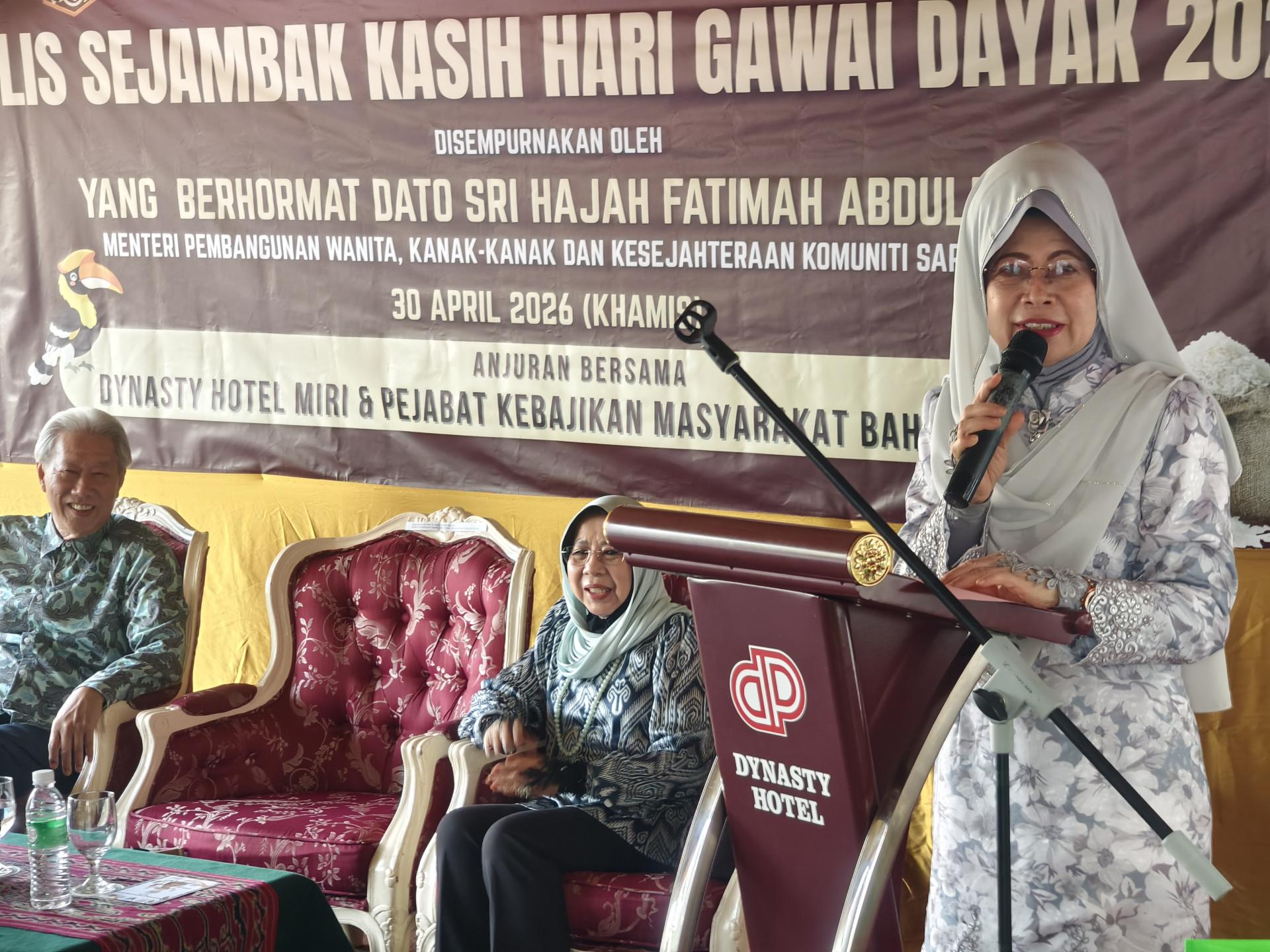 拿督斯里陈赛明赞贝园酒店低调行善，与该部长期合作推动企业社会责任（CSR）项目，至今已连续24年，展现企业持续回馈社会的典范。坐者左起为贝园酒店董事经理贝清湛及砂妇女与儿童发展部副部长拿督罗茜尤努斯。