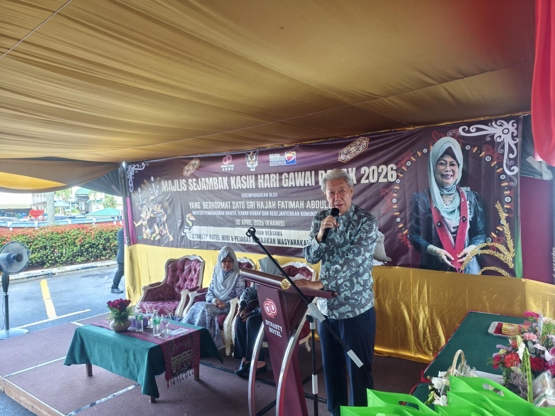 贝园酒店董事经理贝清湛在“2026年达雅节爱心活动”上致词。