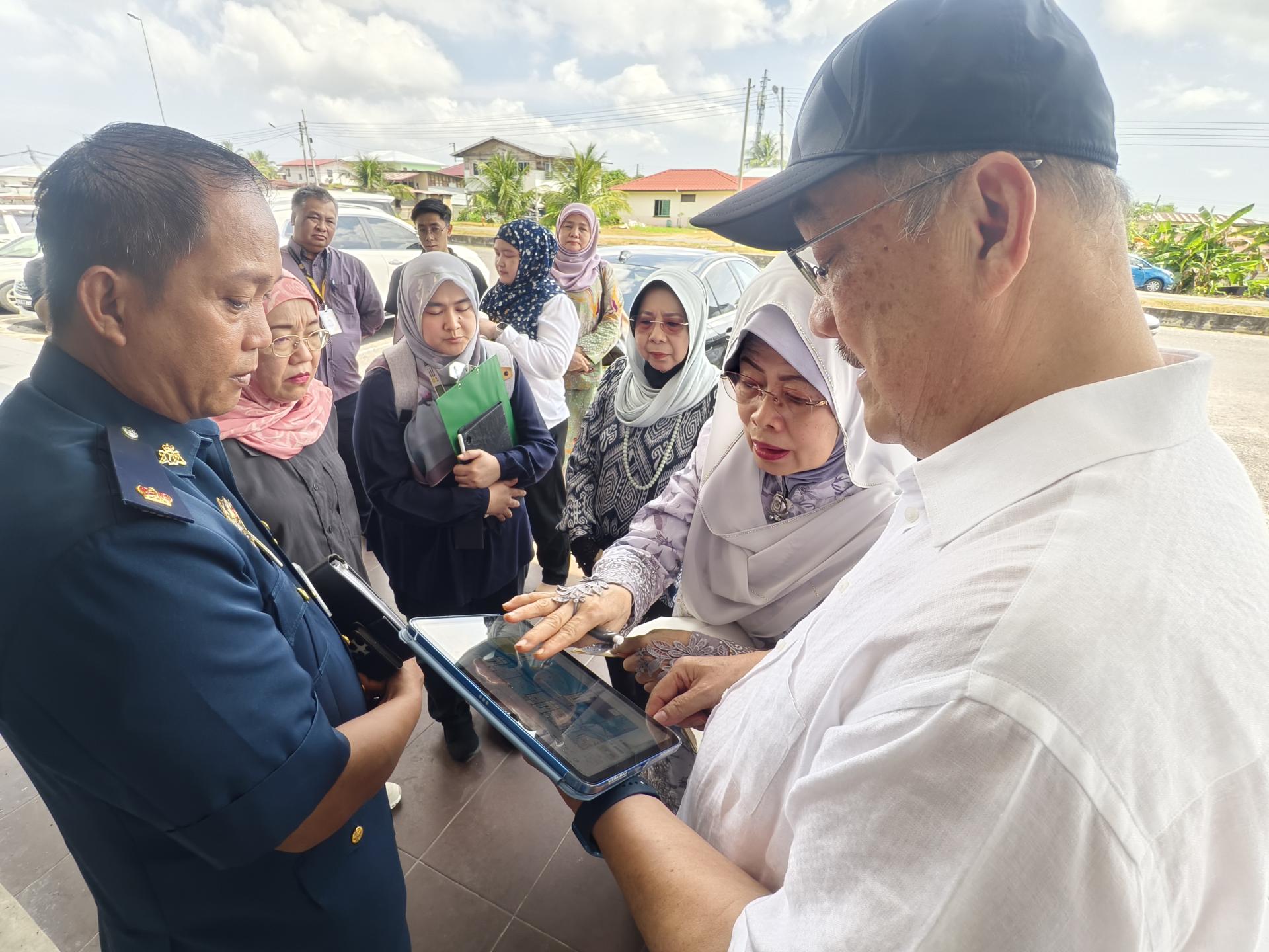 陈赛明（右2）了解巡视工程进展，并与相关官员交流讨论项目情况。