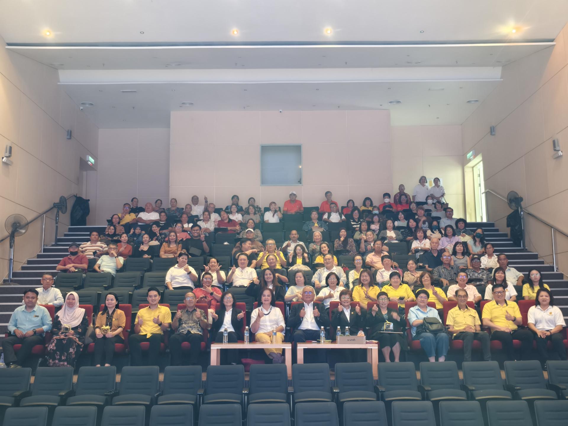 俞小珊（左8）参与人联埔奕妇女组在电子图书馆举办的福利讲座，与全体出席者合影。